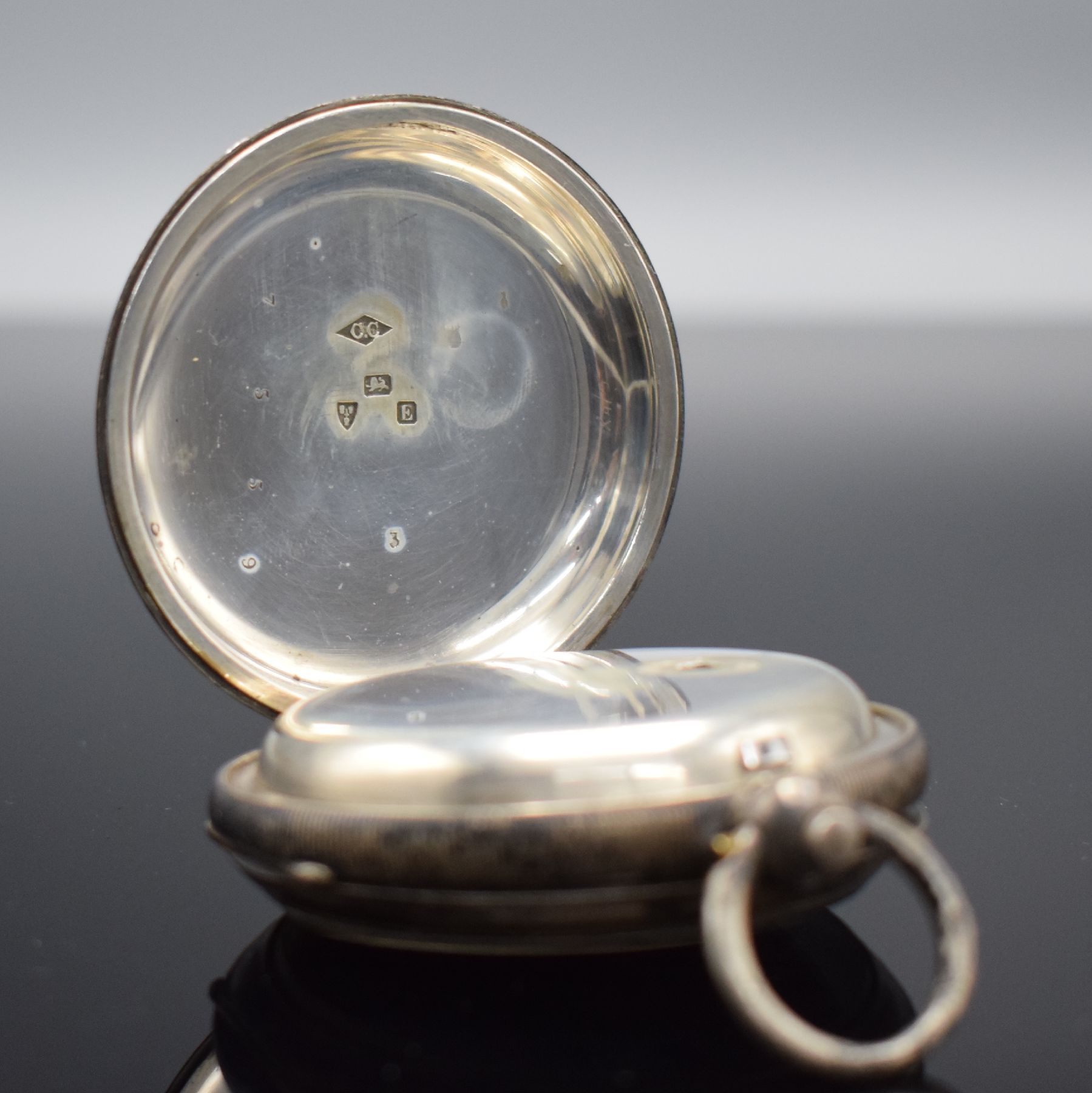 Detail j: 2 englische Taschenuhren in Silber, England um 1860 - 1890, 1.) Spindeltaschenuhr im dopp. Geh., Emailzifferbl. m. röm. Zahlen, verg. Werk m. Kette ...