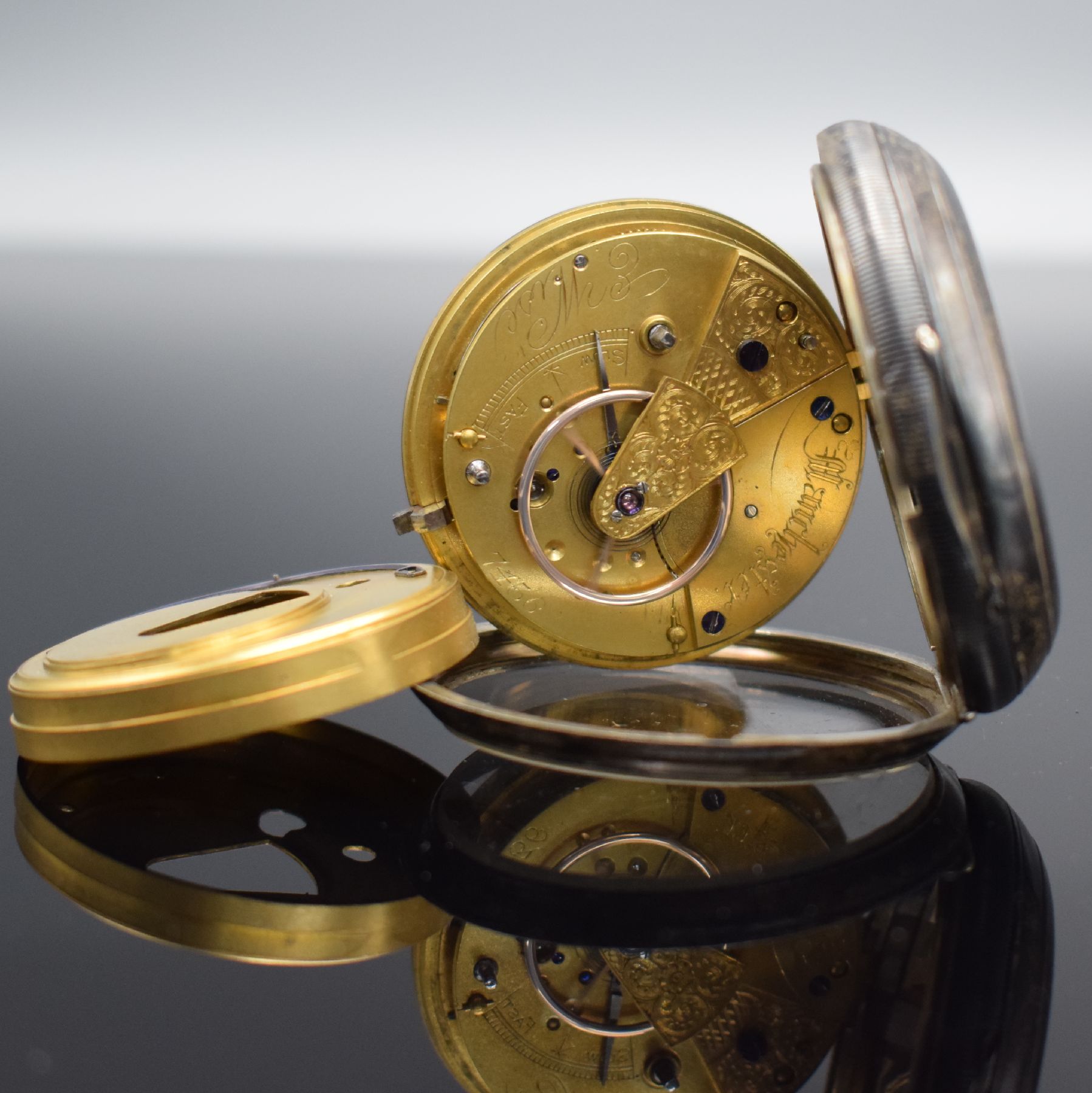 Detail k: 2 englische Taschenuhren in Silber, England um 1860 - 1890, 1.) Spindeltaschenuhr im dopp. Geh., Emailzifferbl. m. röm. Zahlen, verg. Werk m. Kette ...