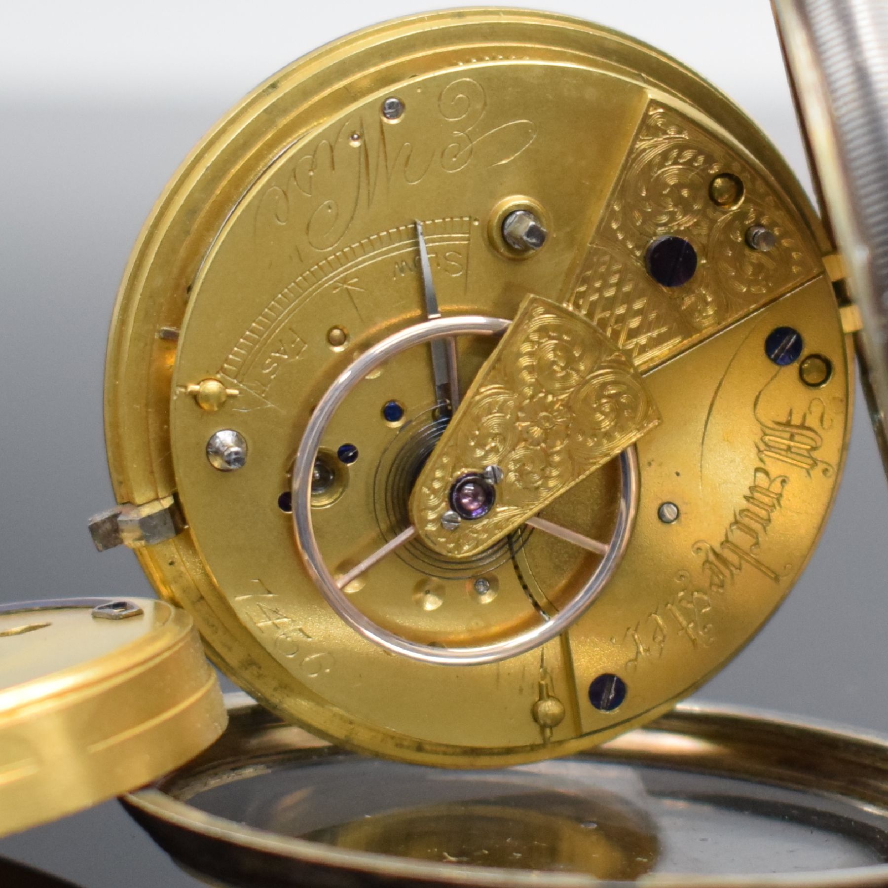 Detail l: 2 englische Taschenuhren in Silber, England um 1860 - 1890, 1.) Spindeltaschenuhr im dopp. Geh., Emailzifferbl. m. röm. Zahlen, verg. Werk m. Kette ...