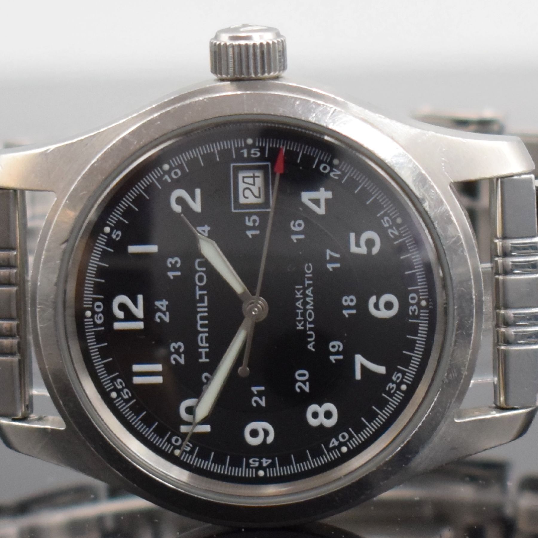 Detail a: HAMILTON Khaki Herrenarmbanduhr in Stahl, Schweiz um 2010, Automatik, Ref. H704450, beids. vergl. Geh., Boden verschr., neutr. Gliederband m. ...