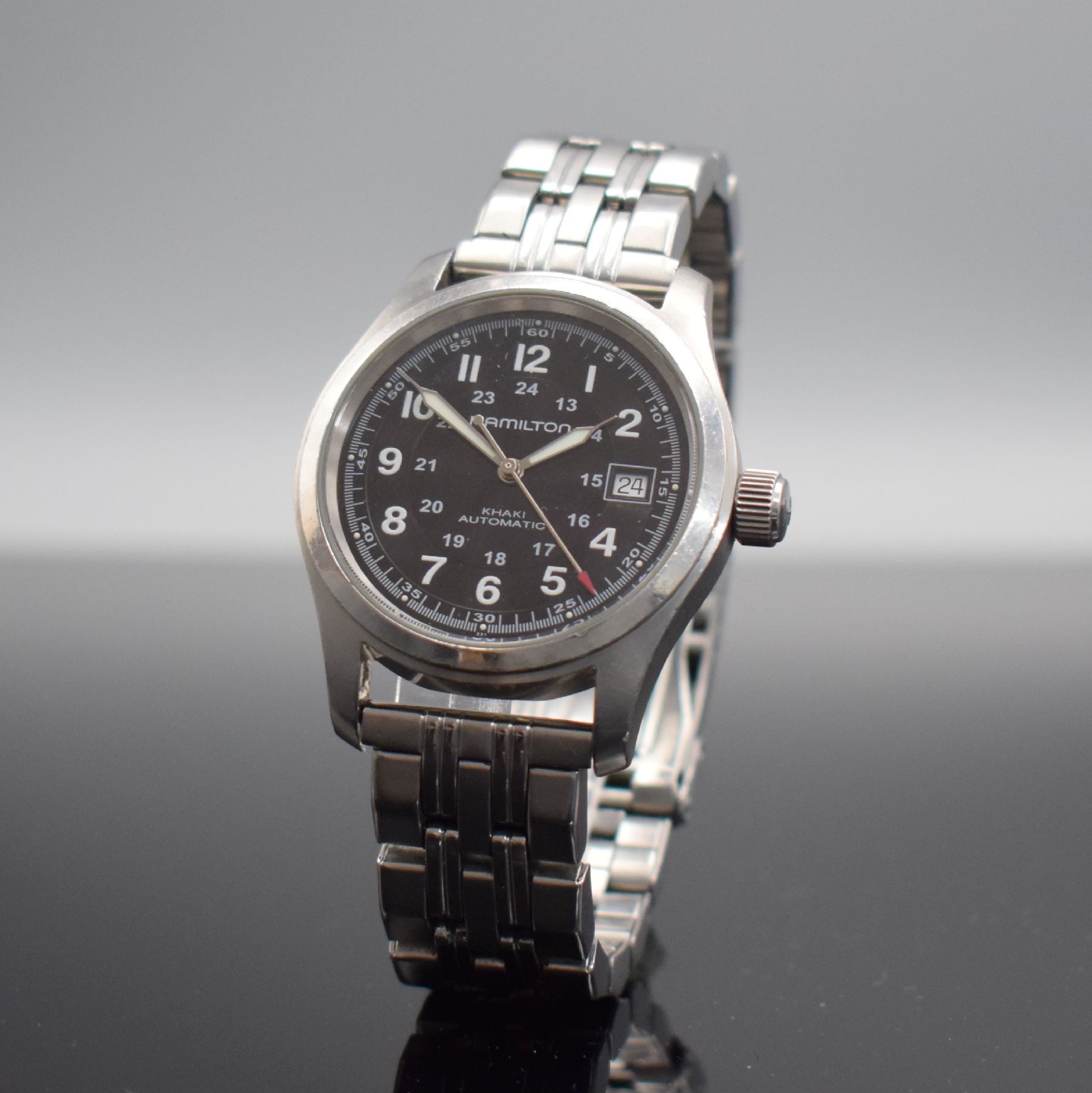 Detail b: HAMILTON Khaki Herrenarmbanduhr in Stahl, Schweiz um 2010, Automatik, Ref. H704450, beids. vergl. Geh., Boden verschr., neutr. Gliederband m. ...