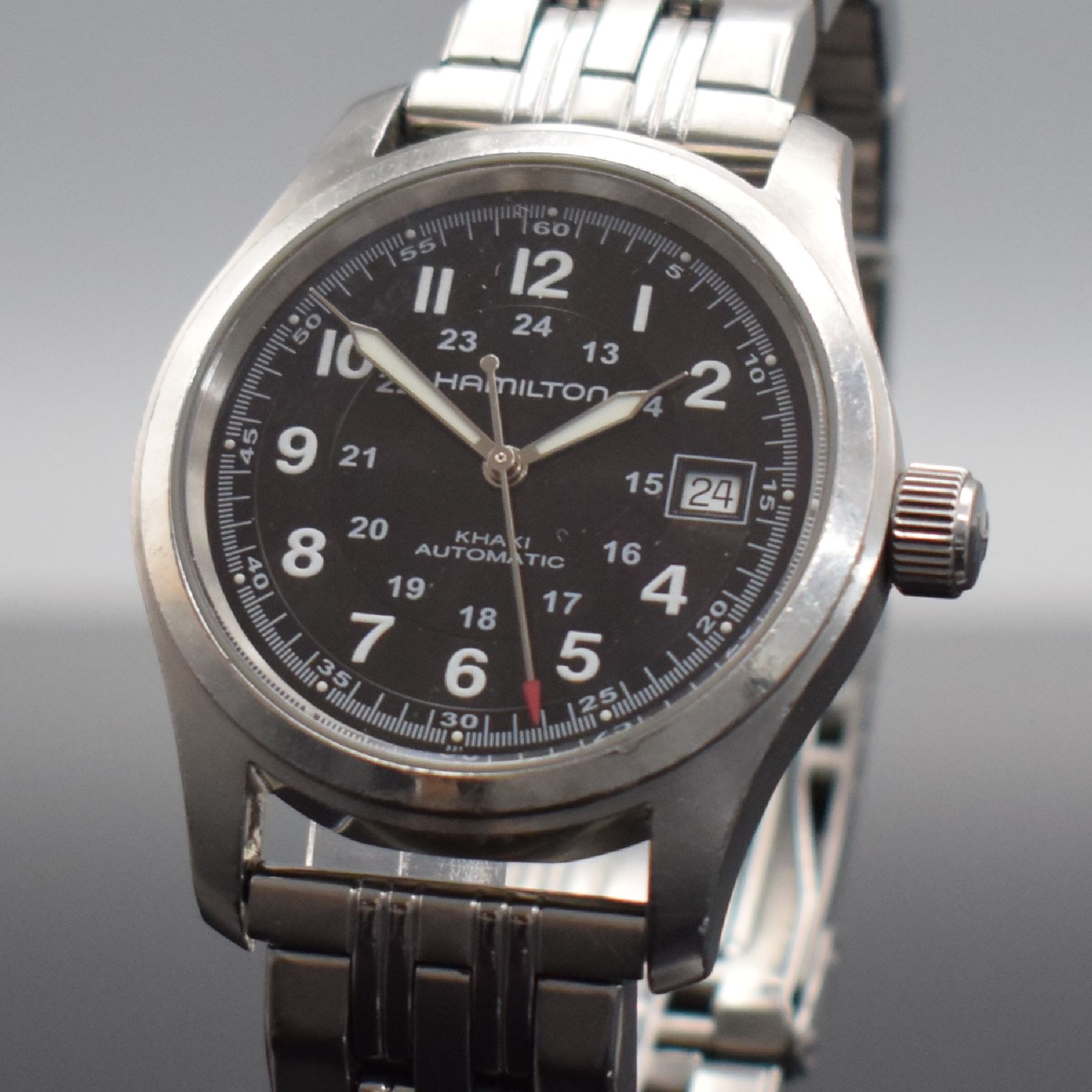 Detail c: HAMILTON Khaki Herrenarmbanduhr in Stahl, Schweiz um 2010, Automatik, Ref. H704450, beids. vergl. Geh., Boden verschr., neutr. Gliederband m. ...