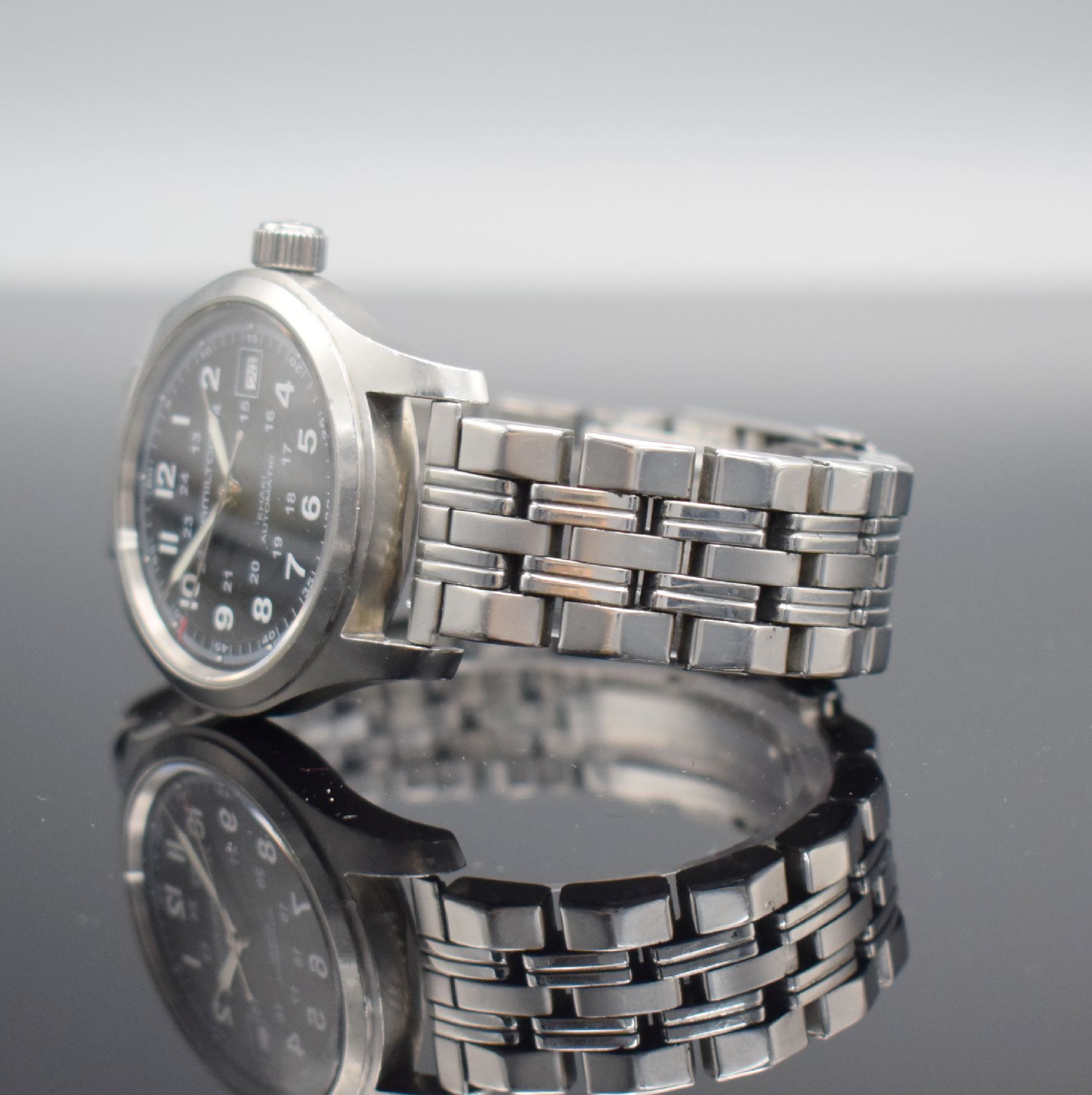 Detail d: HAMILTON Khaki Herrenarmbanduhr in Stahl, Schweiz um 2010, Automatik, Ref. H704450, beids. vergl. Geh., Boden verschr., neutr. Gliederband m. ...