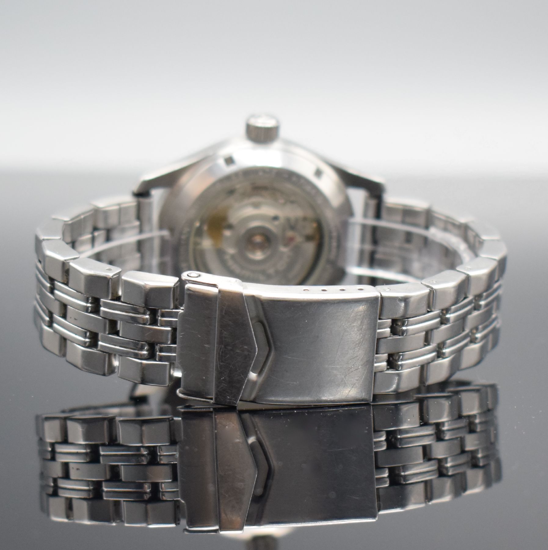 Detail e: HAMILTON Khaki Herrenarmbanduhr in Stahl, Schweiz um 2010, Automatik, Ref. H704450, beids. vergl. Geh., Boden verschr., neutr. Gliederband m. ...