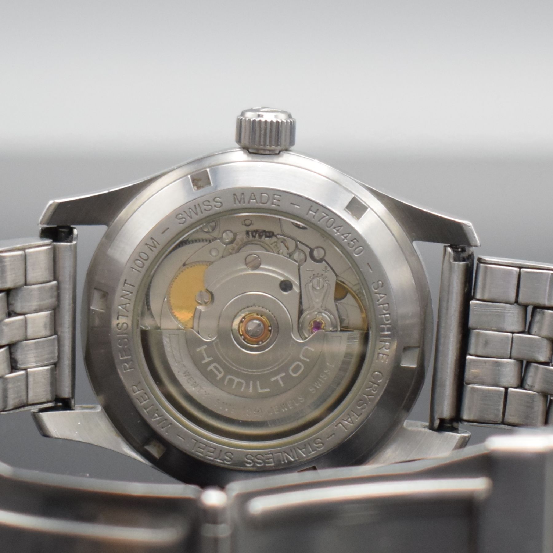 Detail f: HAMILTON Khaki Herrenarmbanduhr in Stahl, Schweiz um 2010, Automatik, Ref. H704450, beids. vergl. Geh., Boden verschr., neutr. Gliederband m. ...