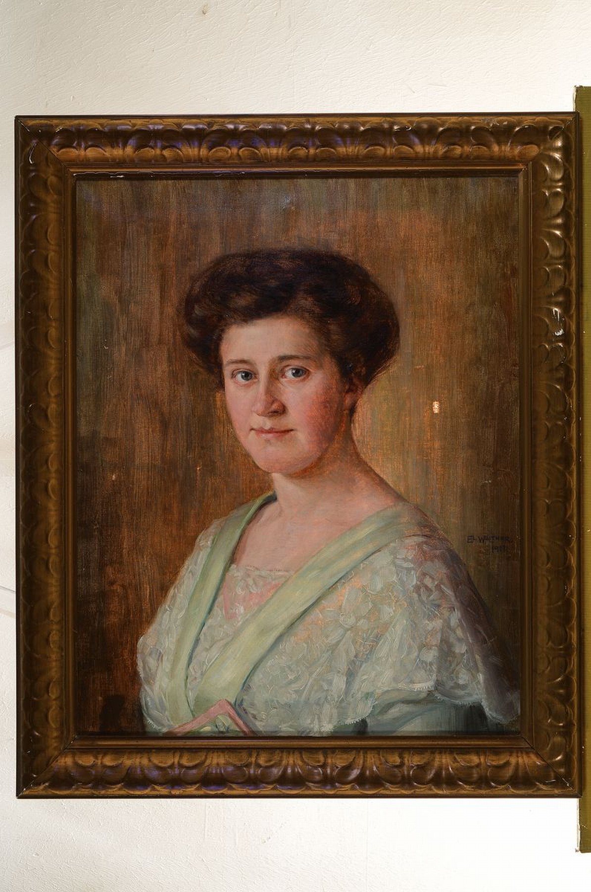 Detail k: Zuschreibung: Emmy Walther, 1860 Hamburg-1936 Dachau, Porträt einer Frau im hellgrünen Kleid, Öl/Lwd, kleiner Lwd-Schaden, seitlich rechts sign. ...