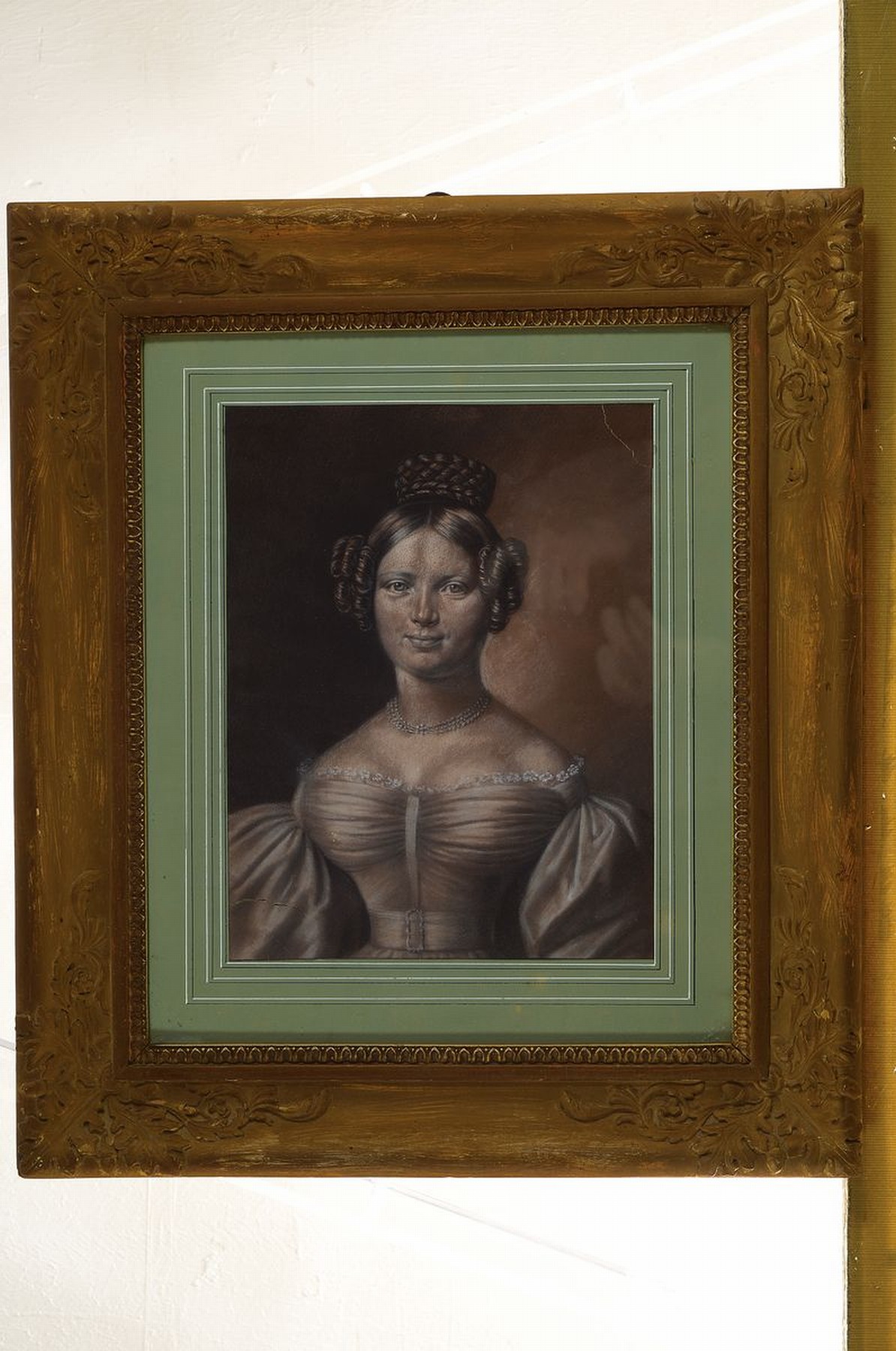 Detail k: Unbekannter Porträtist des frühen 19.Jh., monochromes Porträt: Halbfigur einer jungen Frau, wohl Catharina Margarethe Achenbach, geb. Bünger, um ...