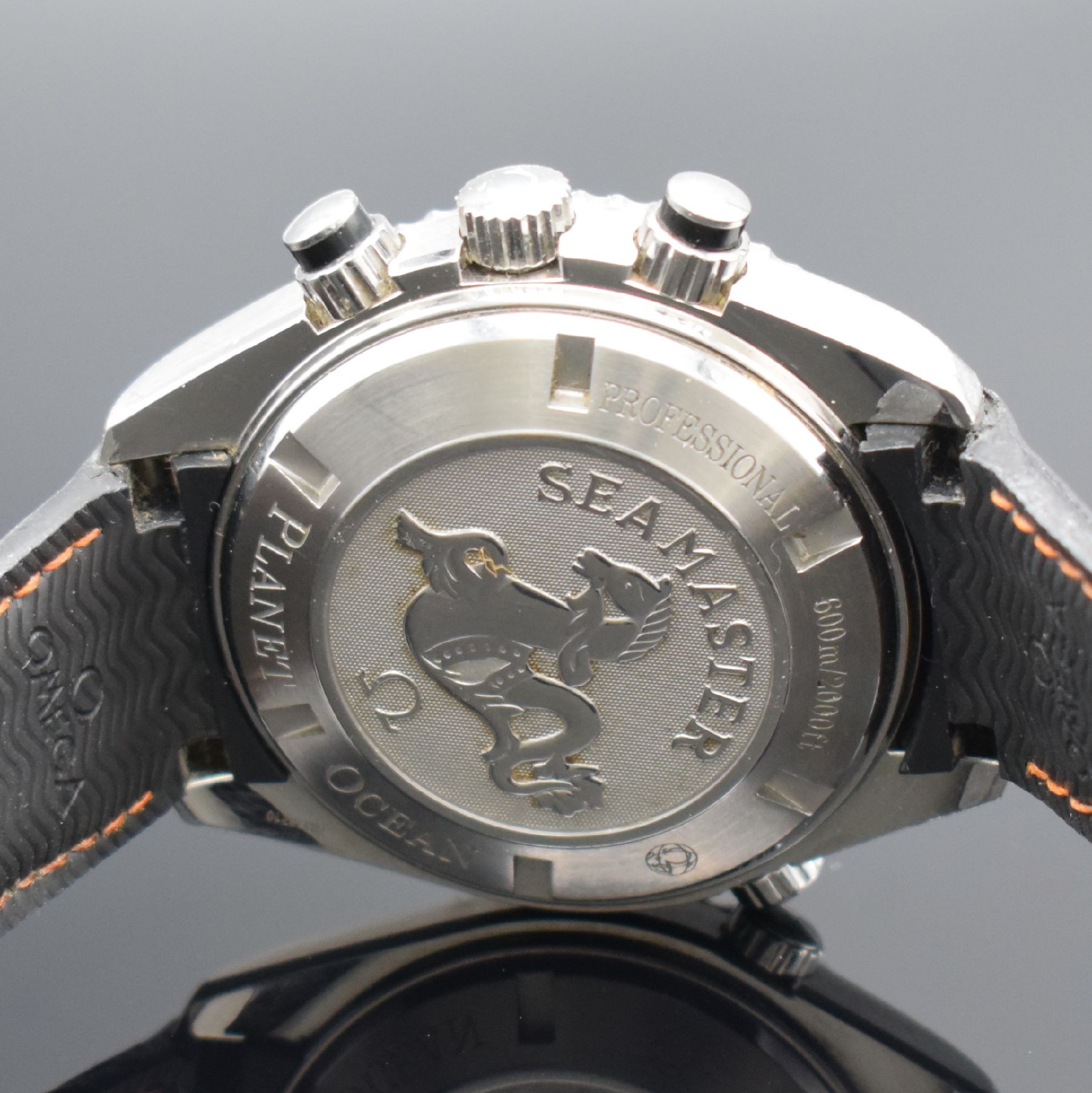 Detail d: OMEGA Seamaster Planet Ocean Herrenarmbanduhr mit Chronograph in Chronometerqualität Referenz 29105182, Schweiz um 2015, Automatik, verschr. ...