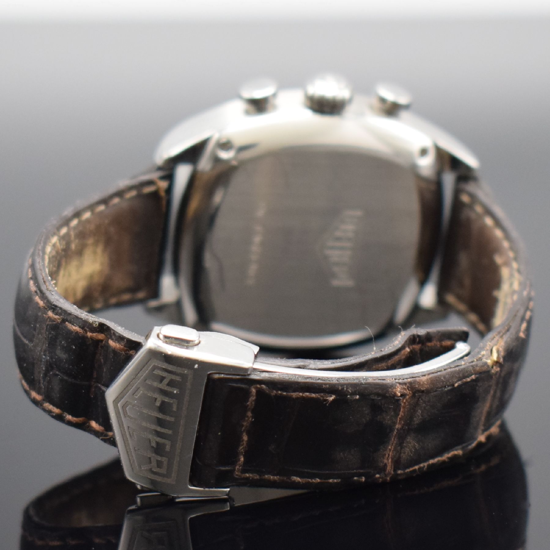 Detail d: HEUER Monza Herrenarmbanduhr mit Chronograph Referenz CR2111, Schweiz um 2000, Automatik, 2-teil. Edelstahlgeh., Boden 4-fach verschr., Lederband zu ...