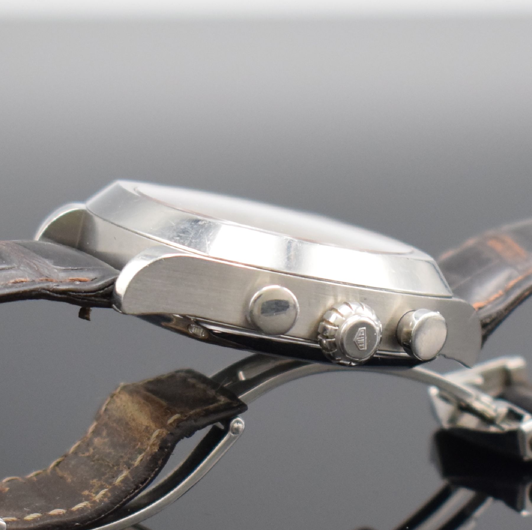 Detail e: HEUER Monza Herrenarmbanduhr mit Chronograph Referenz CR2111, Schweiz um 2000, Automatik, 2-teil. Edelstahlgeh., Boden 4-fach verschr., Lederband zu ...