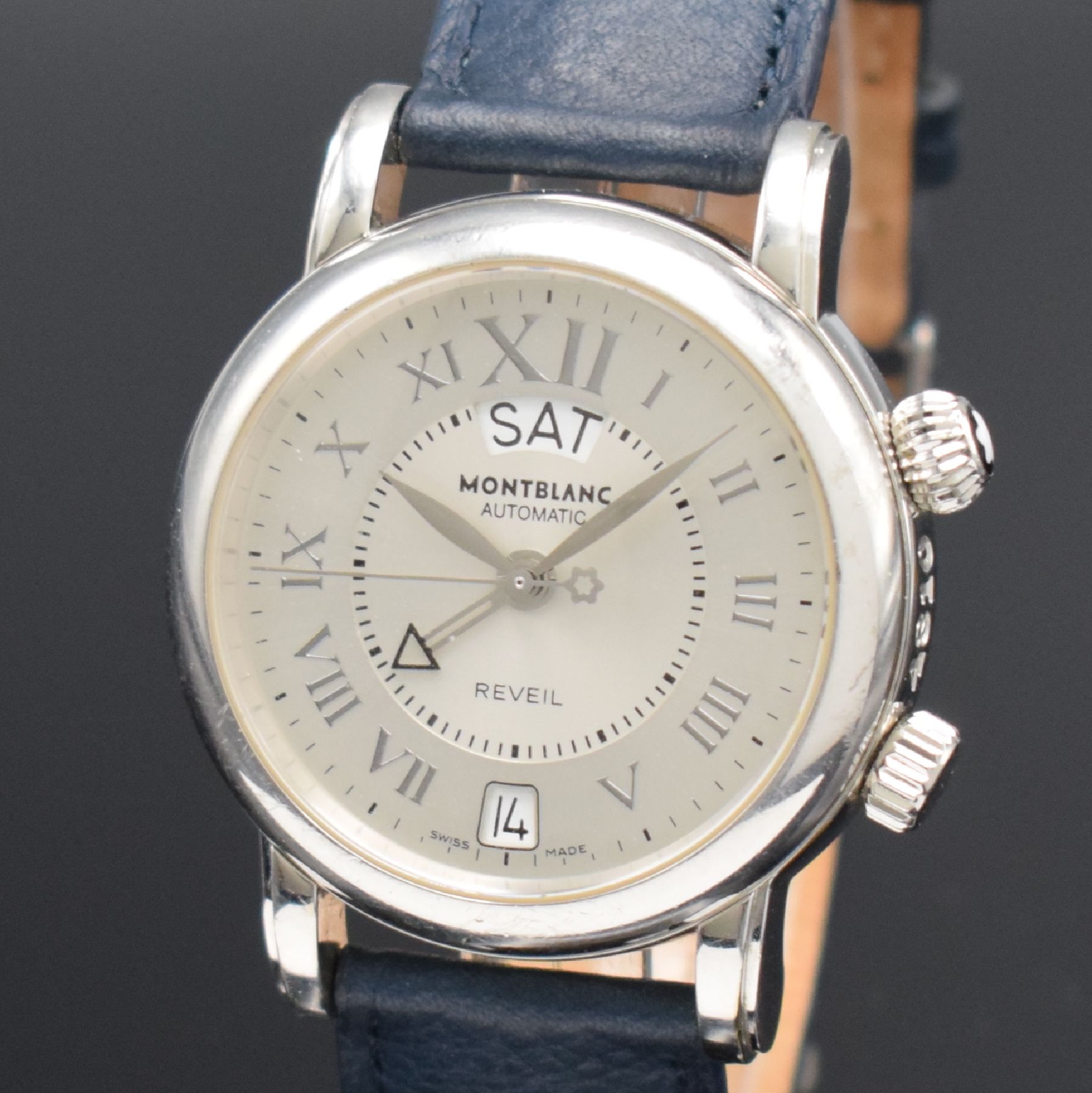Detail a: MONTBLANC Reveil Herrenarmbanduhr mit Wecker Referenz 7026, Schweiz um 2005, Automatik, beids. vergl. Geh. in Edelstahl, Boden & Glasrand aufgedr., ...