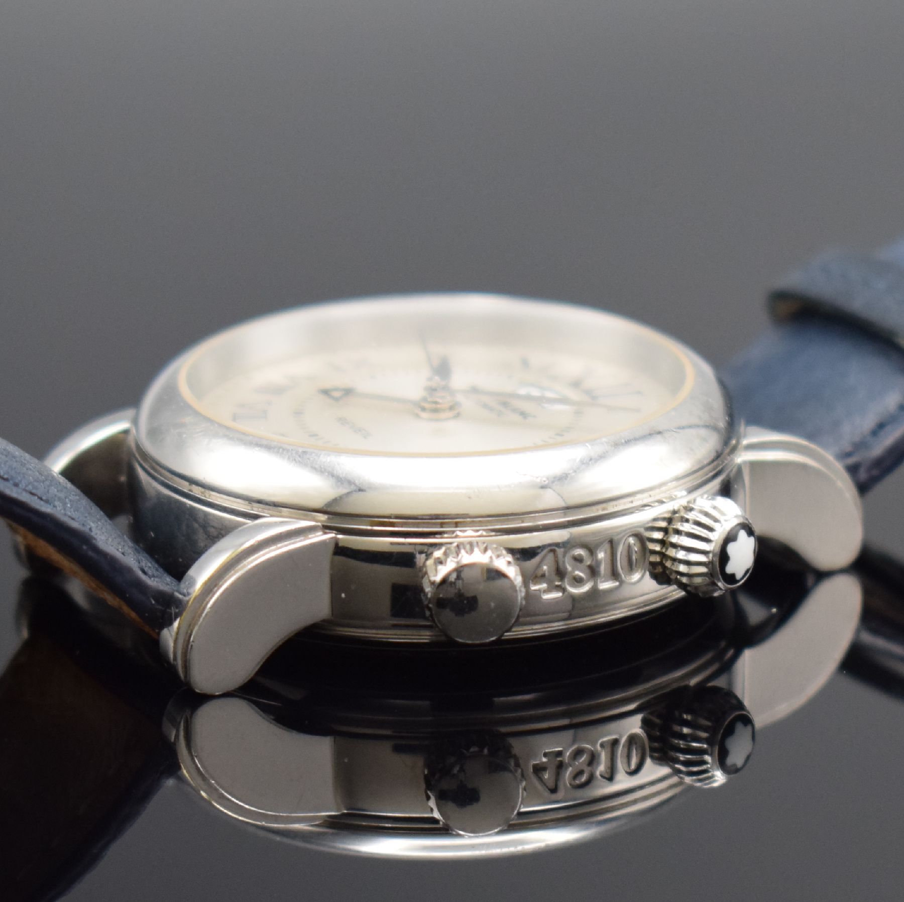 Detail b: MONTBLANC Reveil Herrenarmbanduhr mit Wecker Referenz 7026, Schweiz um 2005, Automatik, beids. vergl. Geh. in Edelstahl, Boden & Glasrand aufgedr., ...