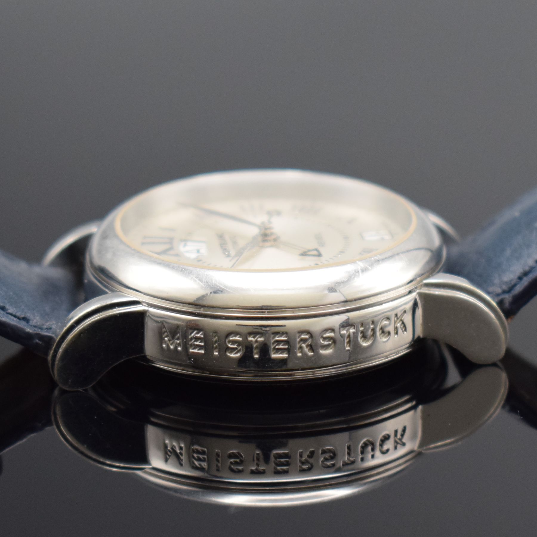 Detail c: MONTBLANC Reveil Herrenarmbanduhr mit Wecker Referenz 7026, Schweiz um 2005, Automatik, beids. vergl. Geh. in Edelstahl, Boden & Glasrand aufgedr., ...