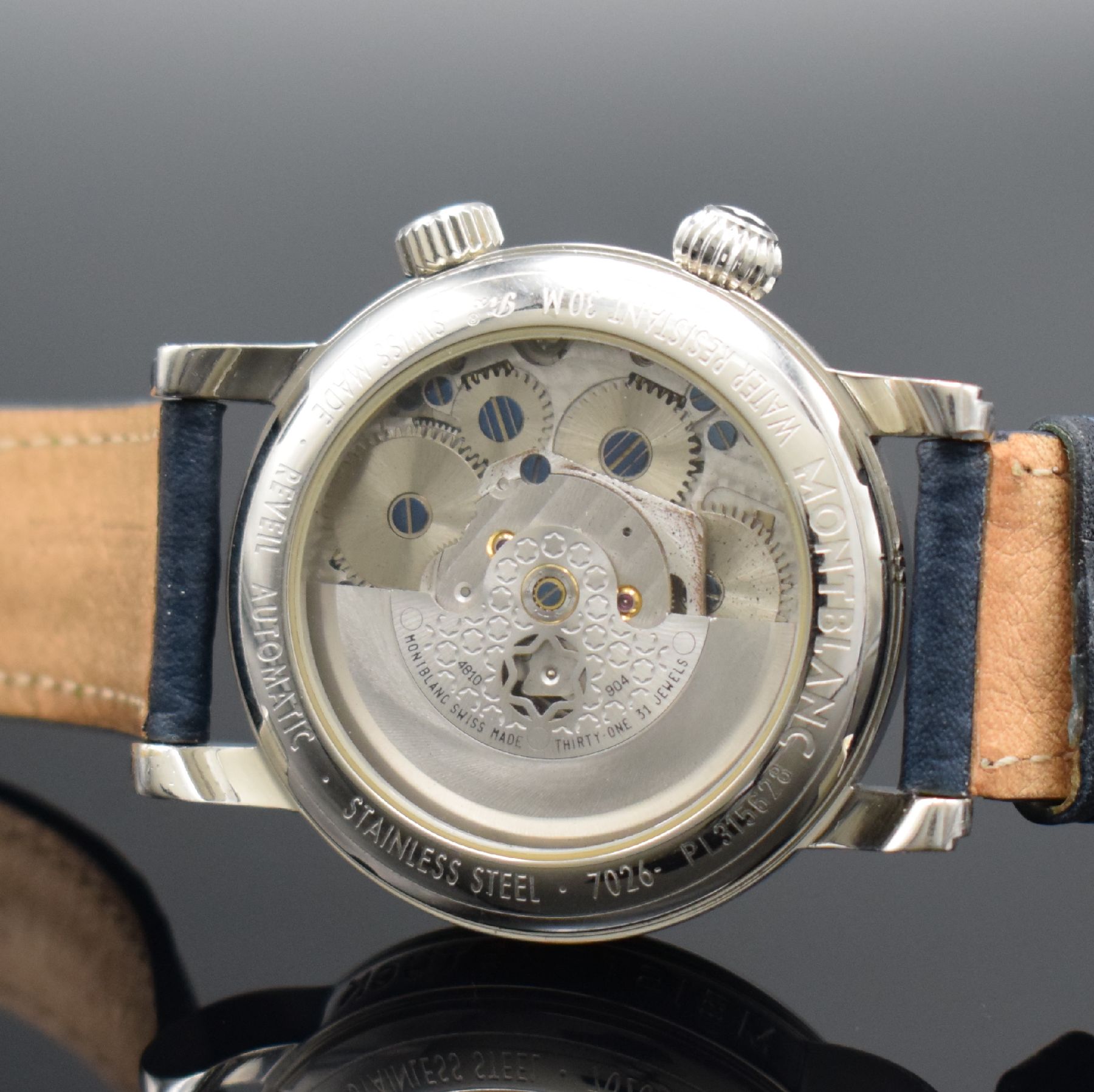Detail d: MONTBLANC Reveil Herrenarmbanduhr mit Wecker Referenz 7026, Schweiz um 2005, Automatik, beids. vergl. Geh. in Edelstahl, Boden & Glasrand aufgedr., ...