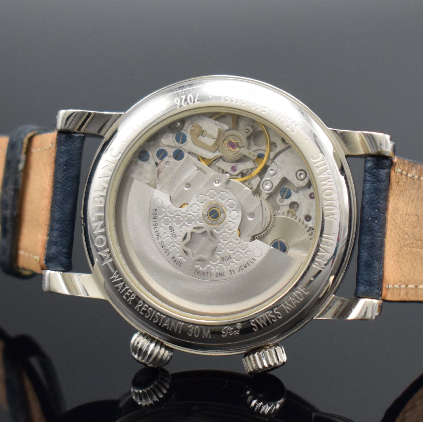 Detail e: MONTBLANC Reveil Herrenarmbanduhr mit Wecker Referenz 7026, Schweiz um 2005, Automatik, beids. vergl. Geh. in Edelstahl, Boden & Glasrand aufgedr., ...