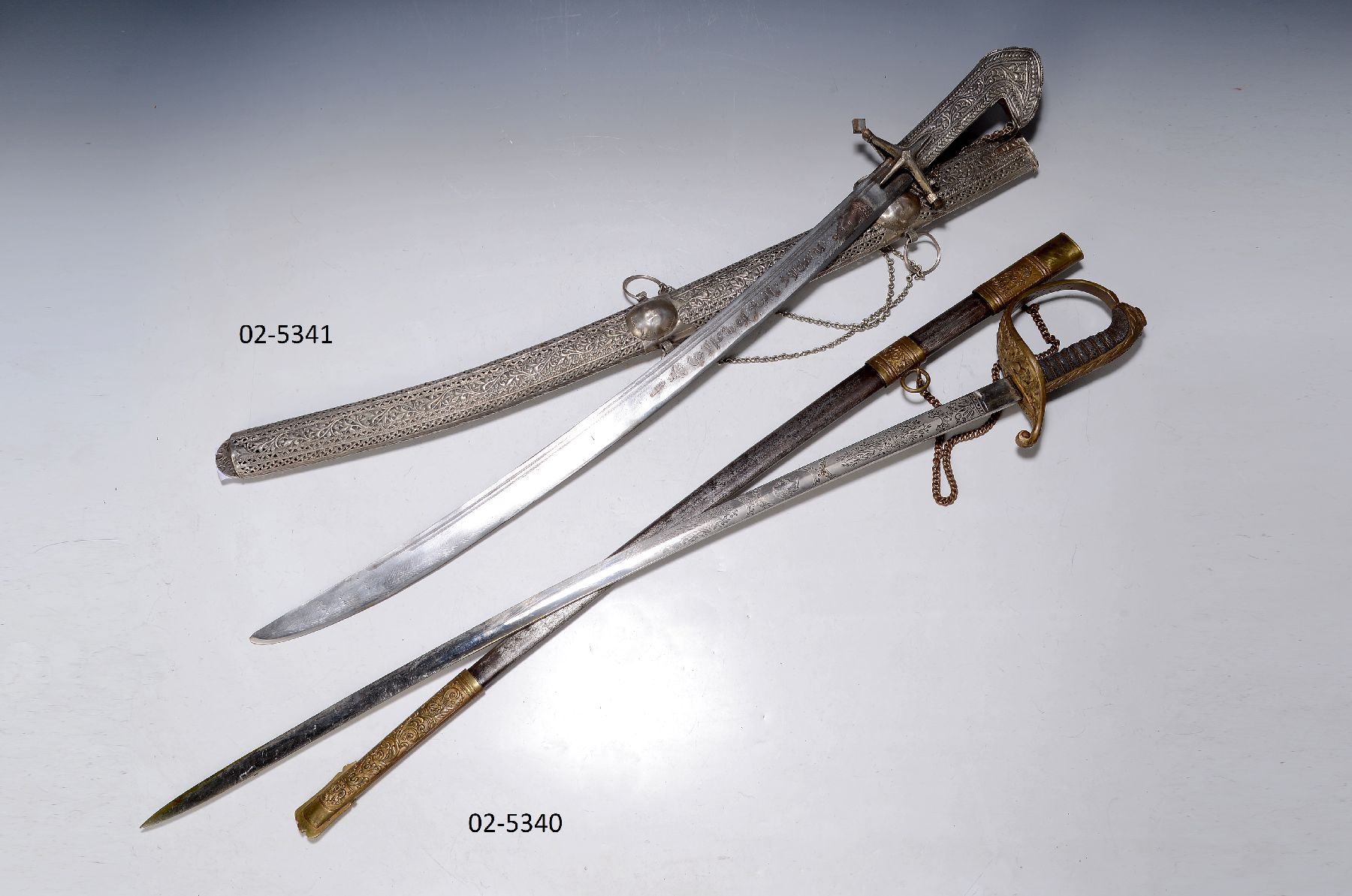 Schleppsäbel, Österreich, um 1880, leicht geschwungene Klinge fein geätzt mit Bildnis und Wappen Franz Joseph I., L. ca. 97cm
