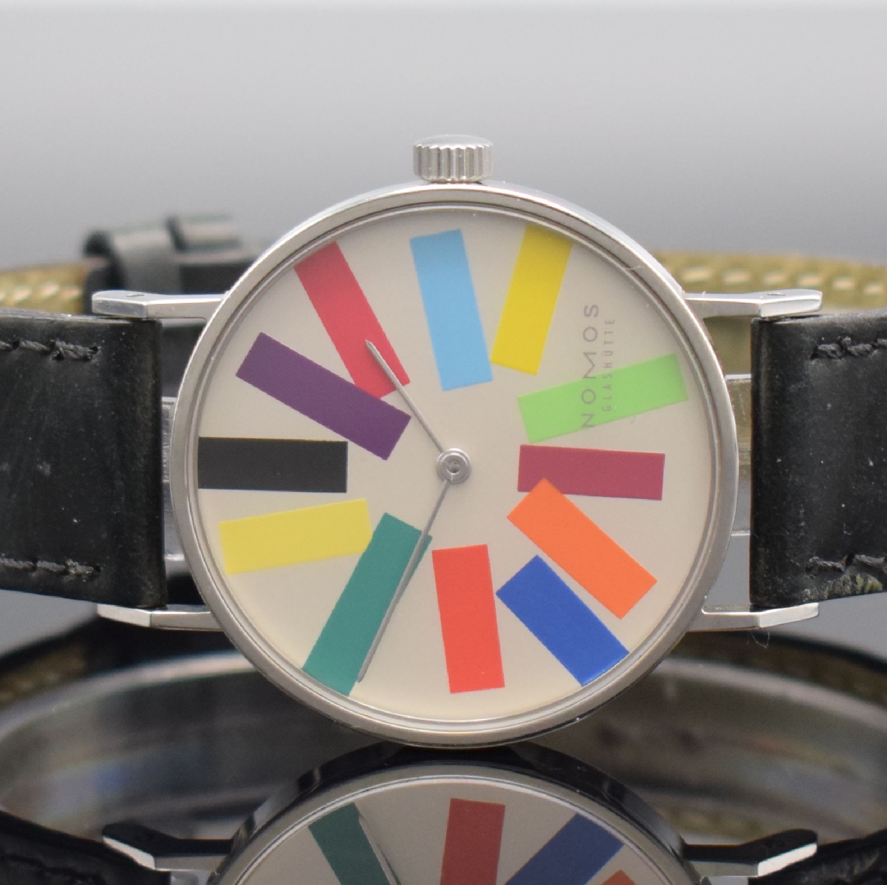 Detail a: NOMOS Tangente Klaus Schmitt auf 12 Stück limitierte Armbanduhr, Deutschland um 2006, Handaufzug, 3-teil. Gehäuse in Edelstahl, Boden & Glasrand ...