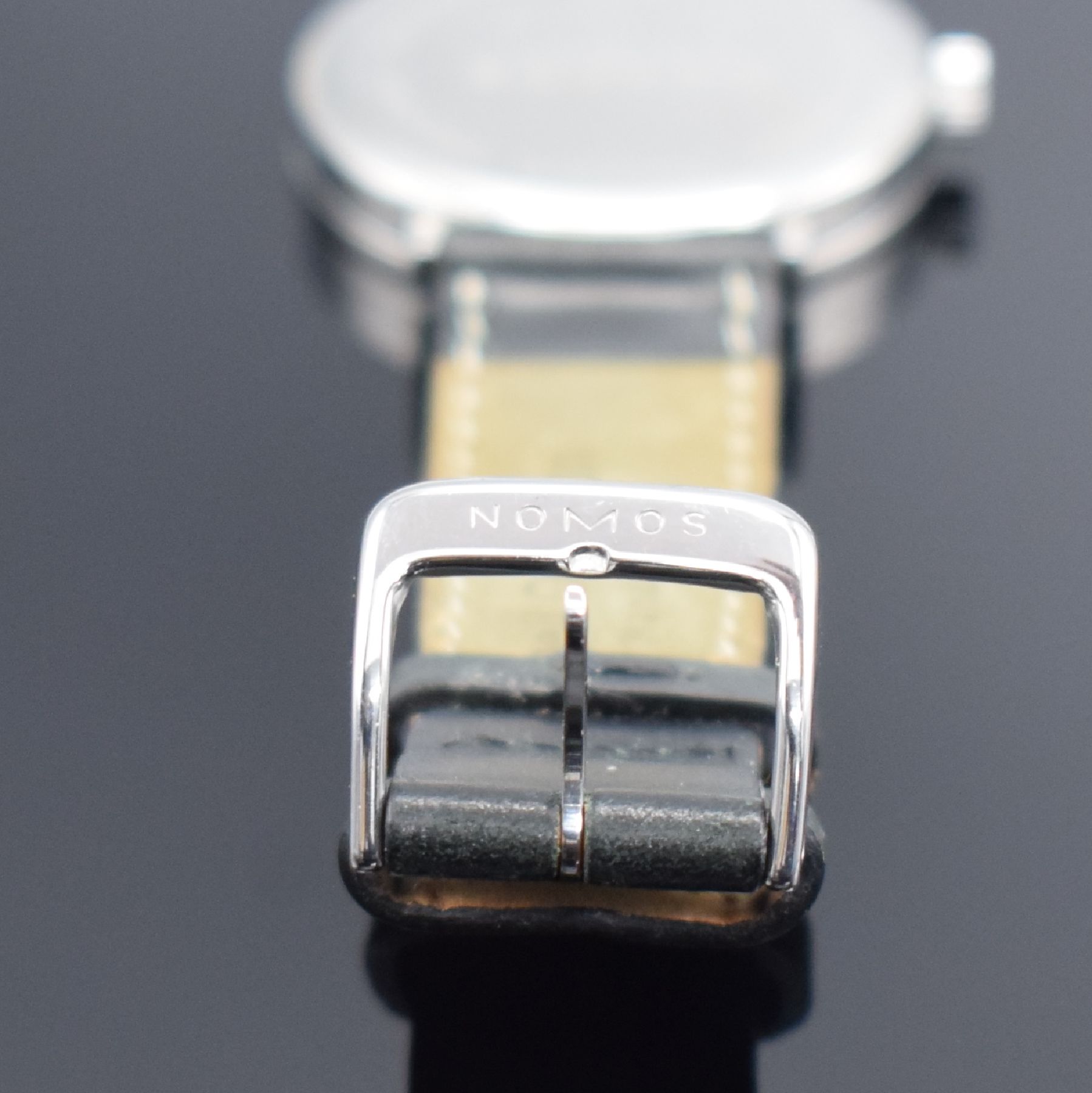 Detail d: NOMOS Tangente Klaus Schmitt auf 12 Stück limitierte Armbanduhr, Deutschland um 2006, Handaufzug, 3-teil. Gehäuse in Edelstahl, Boden & Glasrand ...