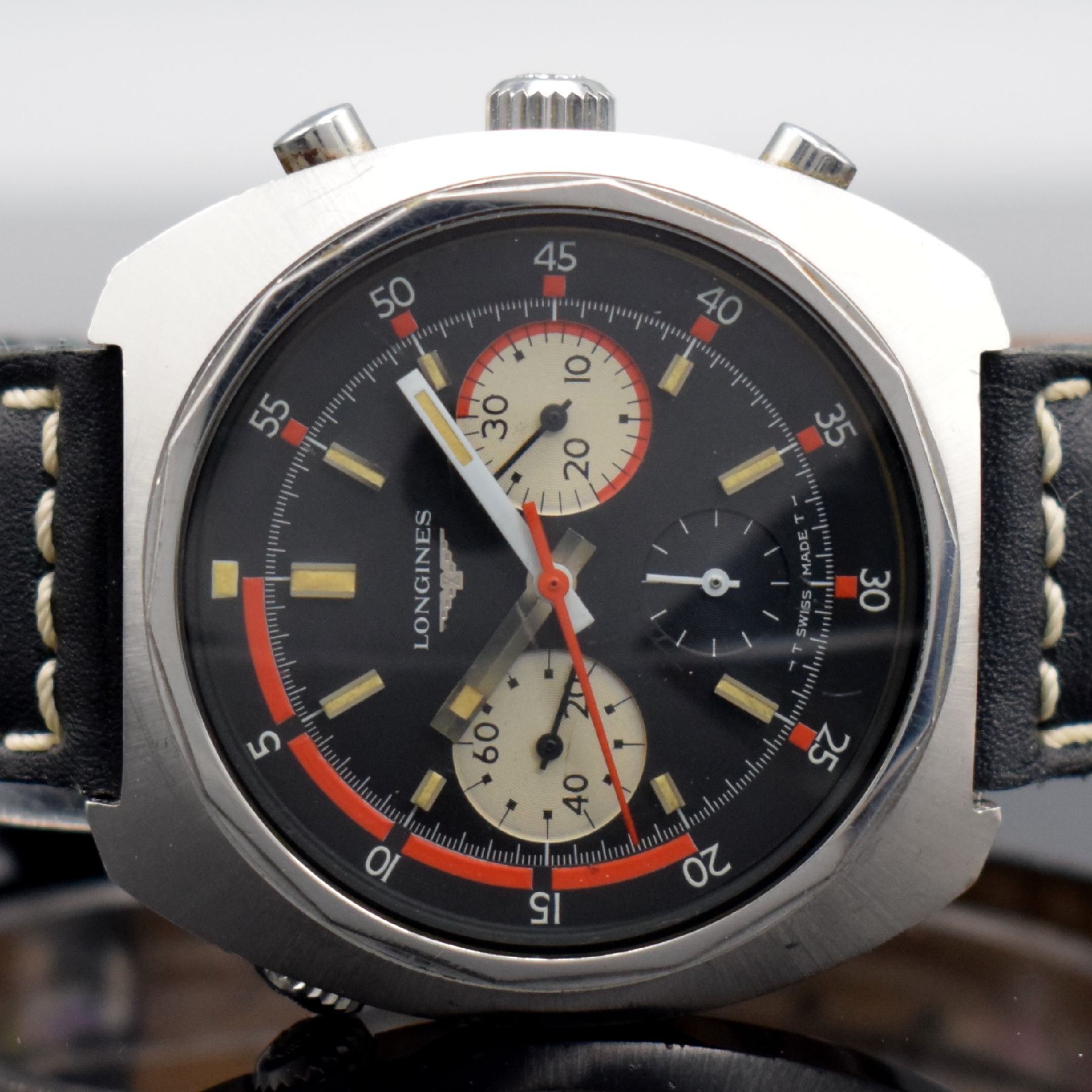 Detail a: LONGINES Herrenarmbanduhr mit Chronograph in Stahl Kaliber Valjoux 72, Schweiz um 1968, Handaufzug, Ref. 8224-1, verschr. Boden, schwarzes Tritium ...
