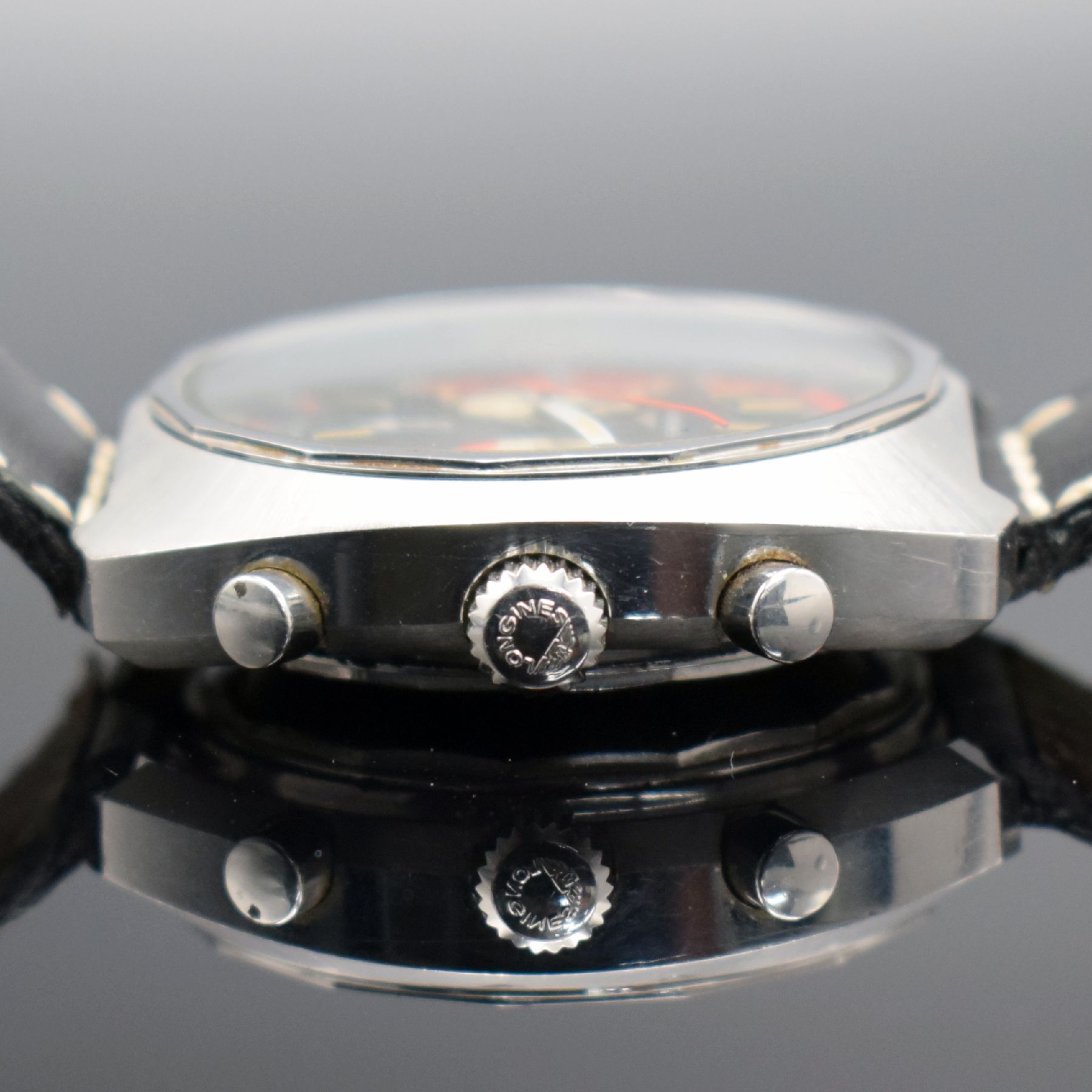 Detail b: LONGINES Herrenarmbanduhr mit Chronograph in Stahl Kaliber Valjoux 72, Schweiz um 1968, Handaufzug, Ref. 8224-1, verschr. Boden, schwarzes Tritium ...