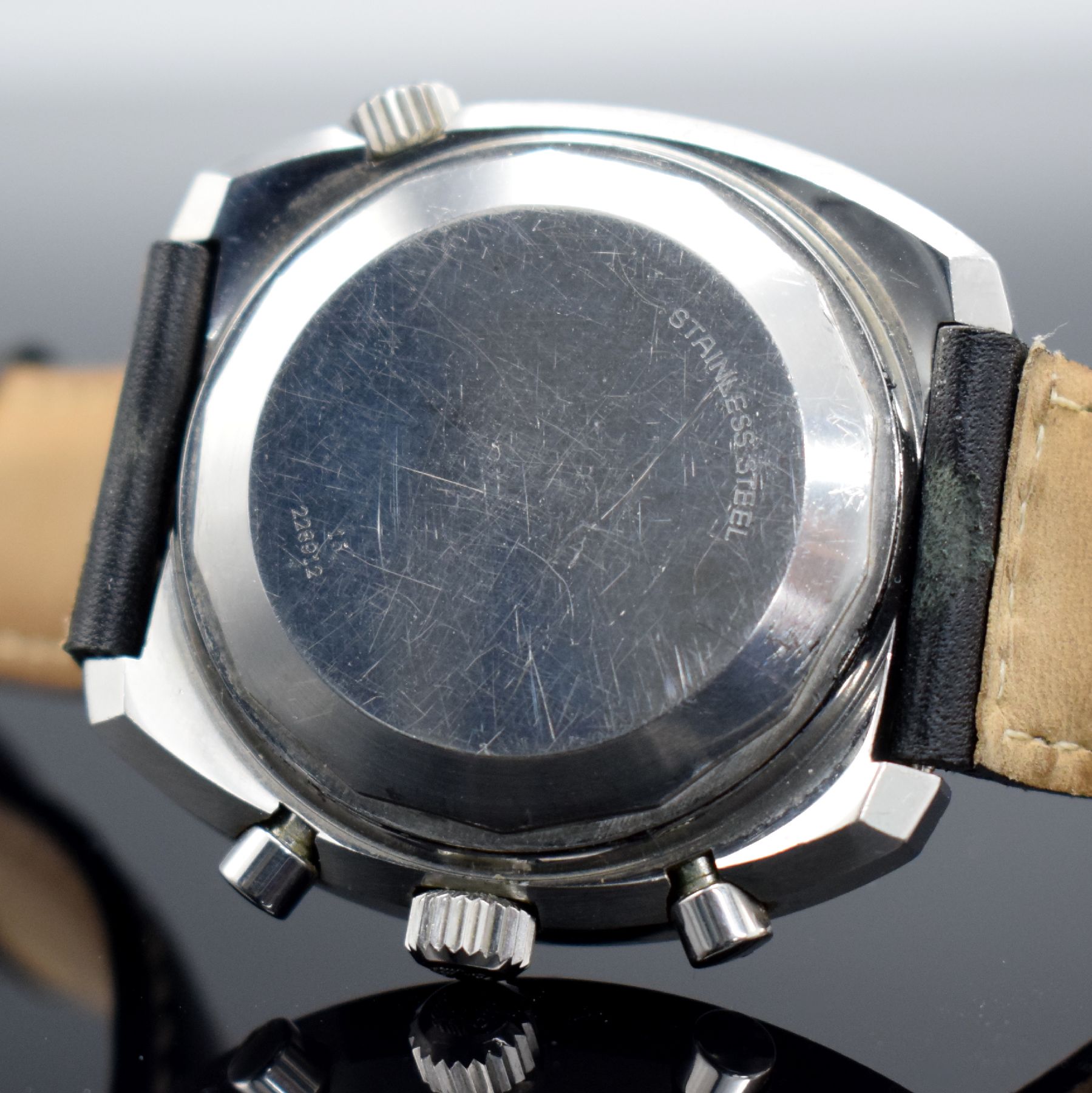 Detail d: LONGINES Herrenarmbanduhr mit Chronograph in Stahl Kaliber Valjoux 72, Schweiz um 1968, Handaufzug, Ref. 8224-1, verschr. Boden, schwarzes Tritium ...