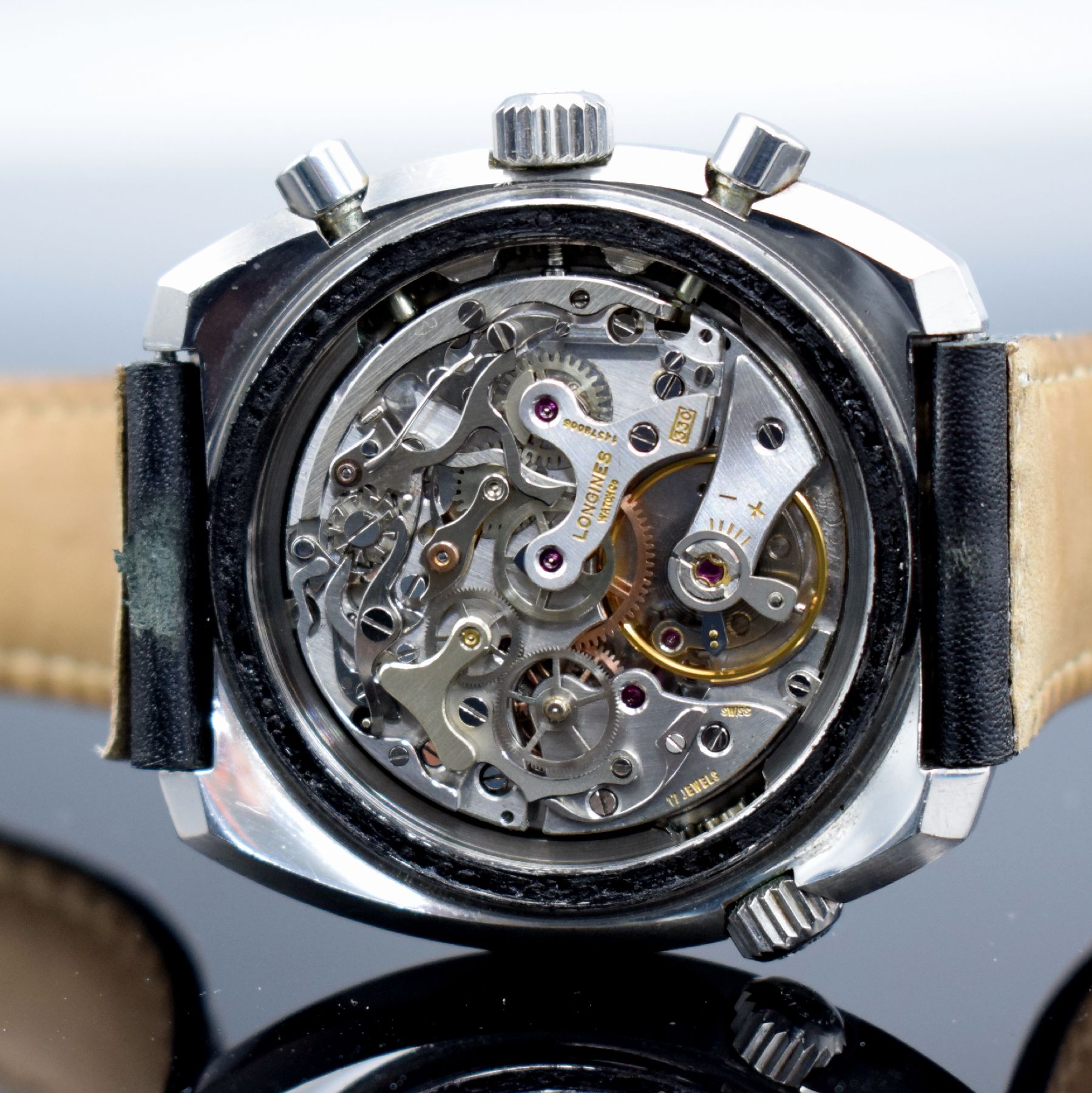 Detail e: LONGINES Herrenarmbanduhr mit Chronograph in Stahl Kaliber Valjoux 72, Schweiz um 1968, Handaufzug, Ref. 8224-1, verschr. Boden, schwarzes Tritium ...