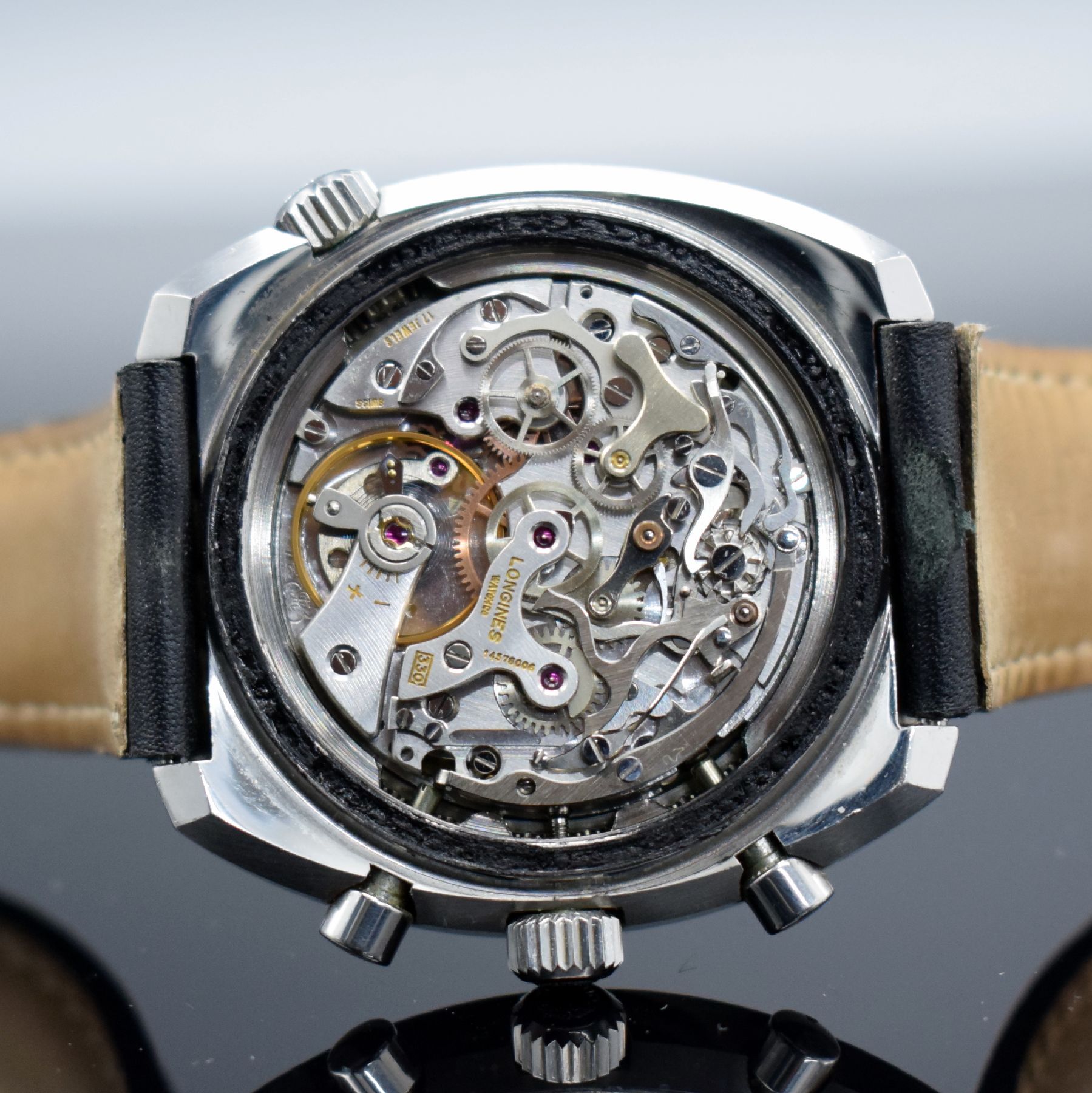 Detail f: LONGINES Herrenarmbanduhr mit Chronograph in Stahl Kaliber Valjoux 72, Schweiz um 1968, Handaufzug, Ref. 8224-1, verschr. Boden, schwarzes Tritium ...