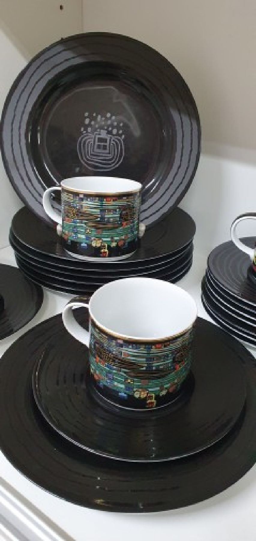 Detail a: Friedensreich Hundertwasser, 1928 Wien - 2000, Kaffeeservice, 12 Tassen mit Untertassen, Milchkännchen und Zuckerdose, 8 Dessertteller, ars-mundi ...