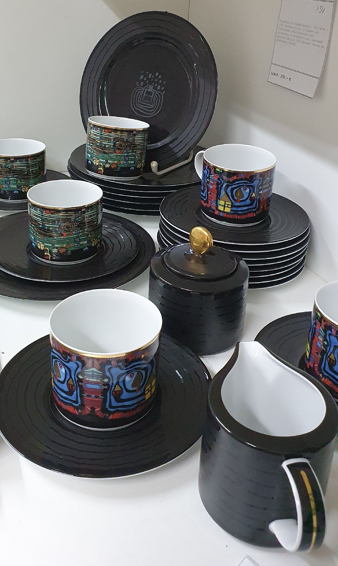 Detail b: Friedensreich Hundertwasser, 1928 Wien - 2000, Kaffeeservice, 12 Tassen mit Untertassen, Milchkännchen und Zuckerdose, 8 Dessertteller, ars-mundi ...