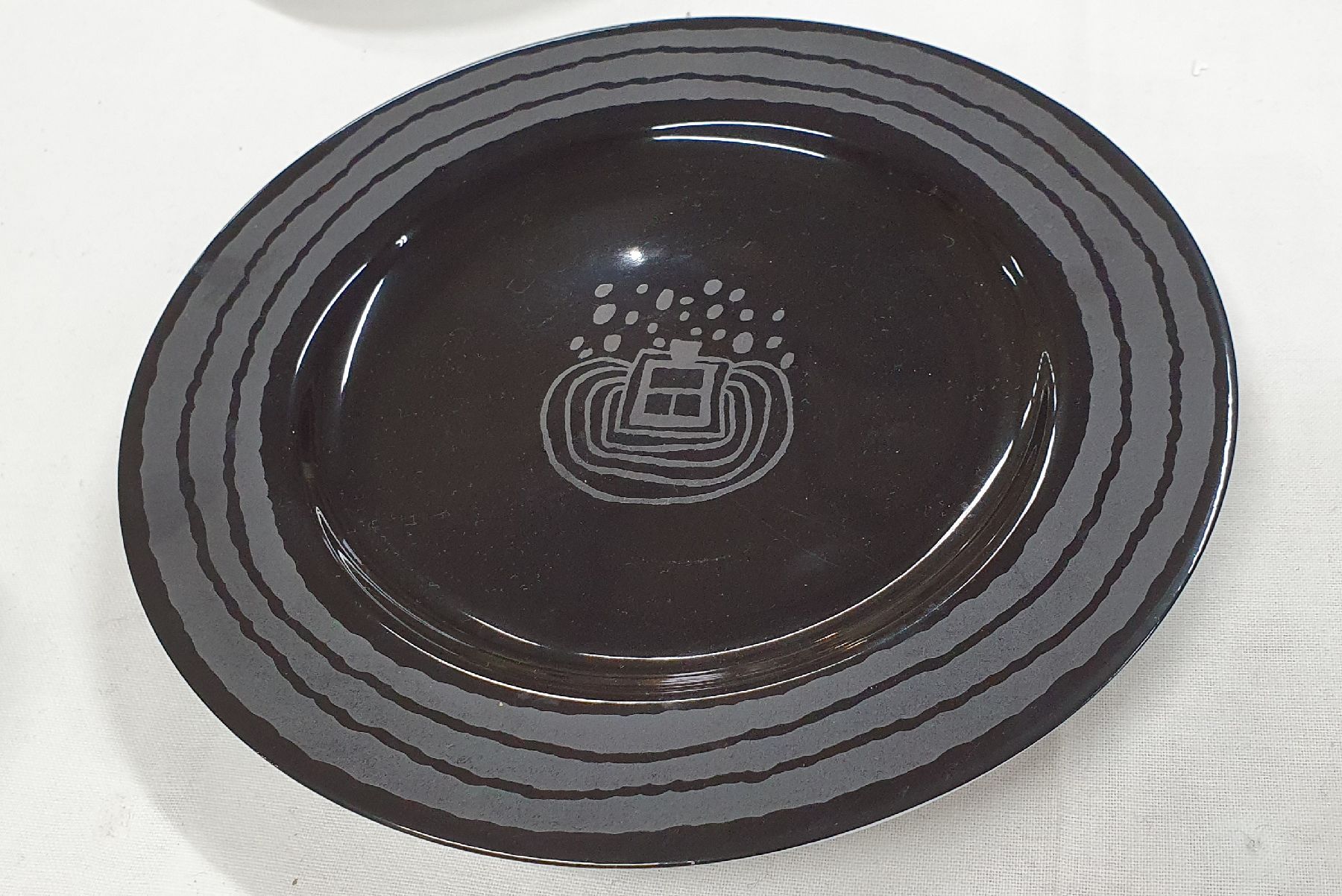 Detail c: Friedensreich Hundertwasser, 1928 Wien - 2000, Kaffeeservice, 12 Tassen mit Untertassen, Milchkännchen und Zuckerdose, 8 Dessertteller, ars-mundi ...