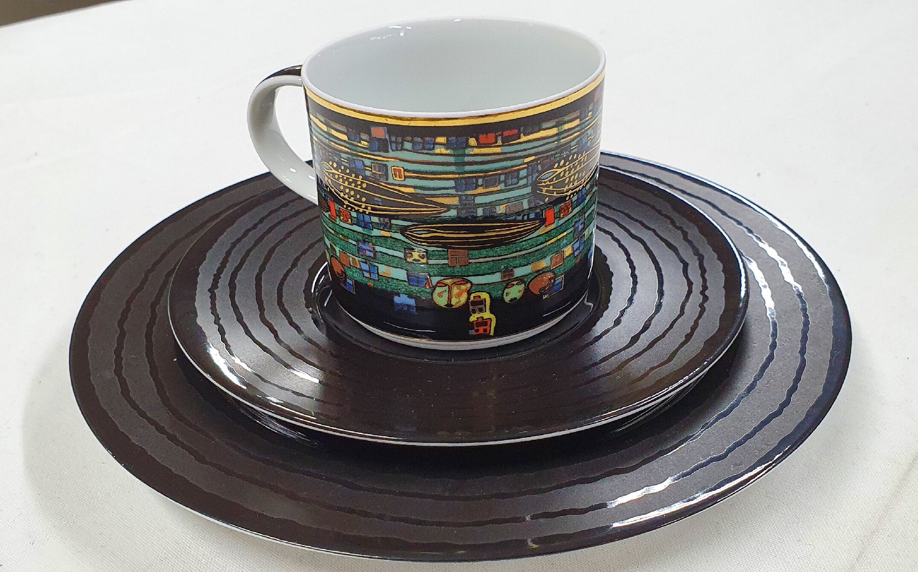 Detail e: Friedensreich Hundertwasser, 1928 Wien - 2000, Kaffeeservice, 12 Tassen mit Untertassen, Milchkännchen und Zuckerdose, 8 Dessertteller, ars-mundi ...