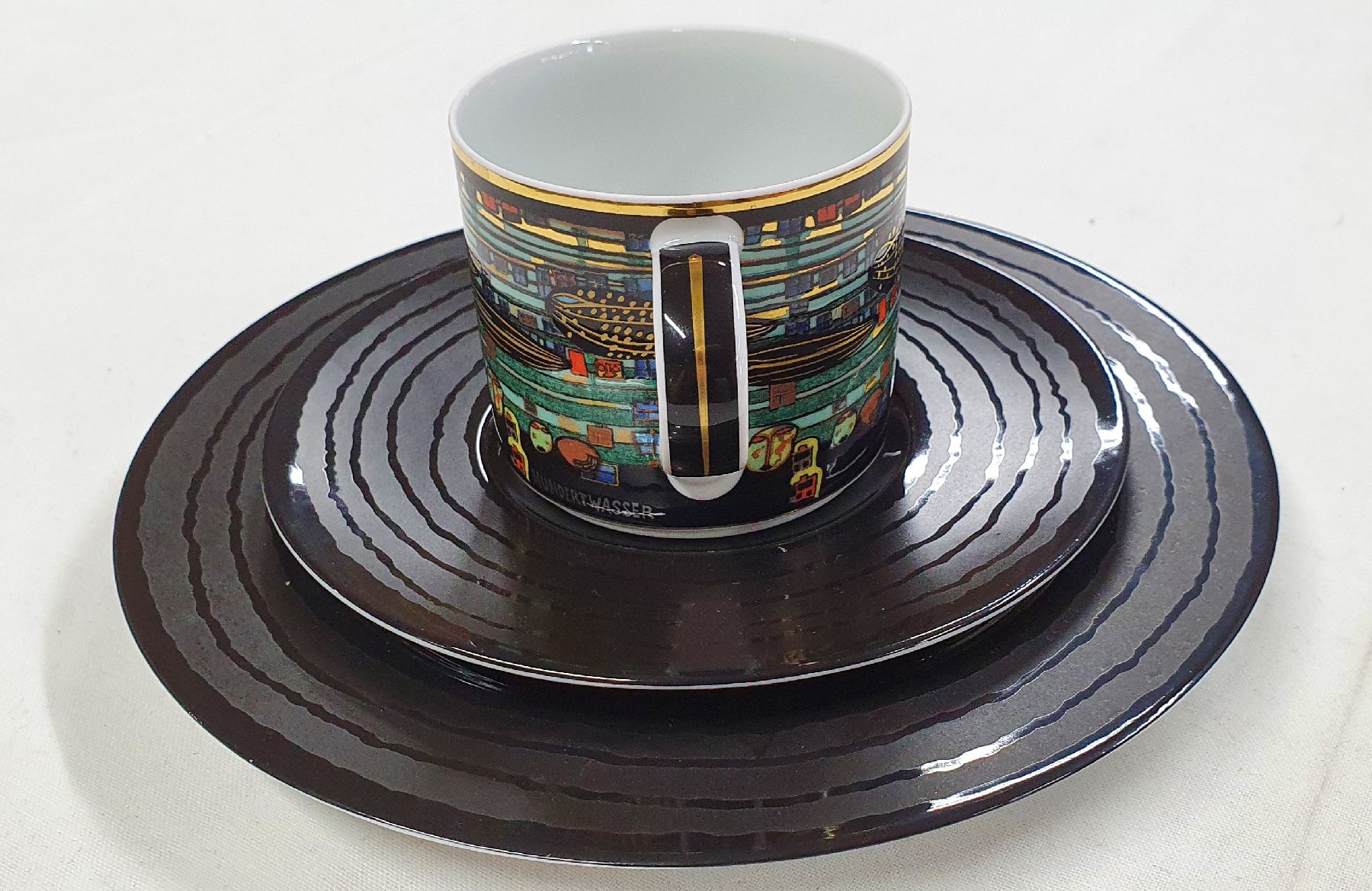 Detail f: Friedensreich Hundertwasser, 1928 Wien - 2000, Kaffeeservice, 12 Tassen mit Untertassen, Milchkännchen und Zuckerdose, 8 Dessertteller, ars-mundi ...