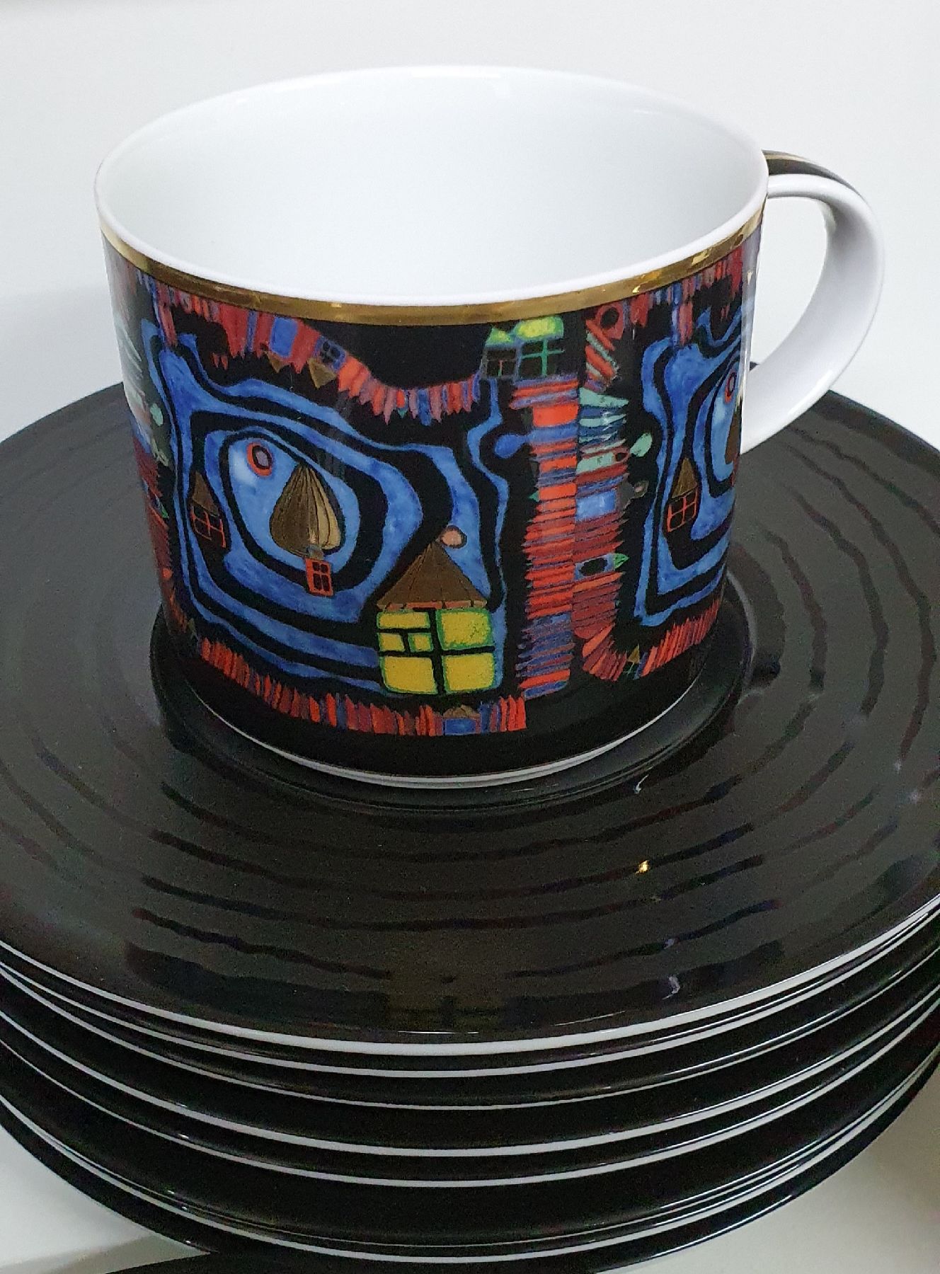 Detail g: Friedensreich Hundertwasser, 1928 Wien - 2000, Kaffeeservice, 12 Tassen mit Untertassen, Milchkännchen und Zuckerdose, 8 Dessertteller, ars-mundi ...