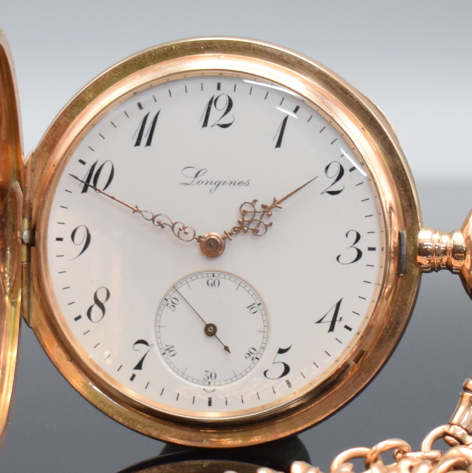 Detail a: LONGINES Herrensavonette in RG 585/000 mit Kette in RG 585/000, Schweiz um 1906, guill. 3 Deckel-Goldgeh. dell., Sprungdeckel m. Monogramm, ...