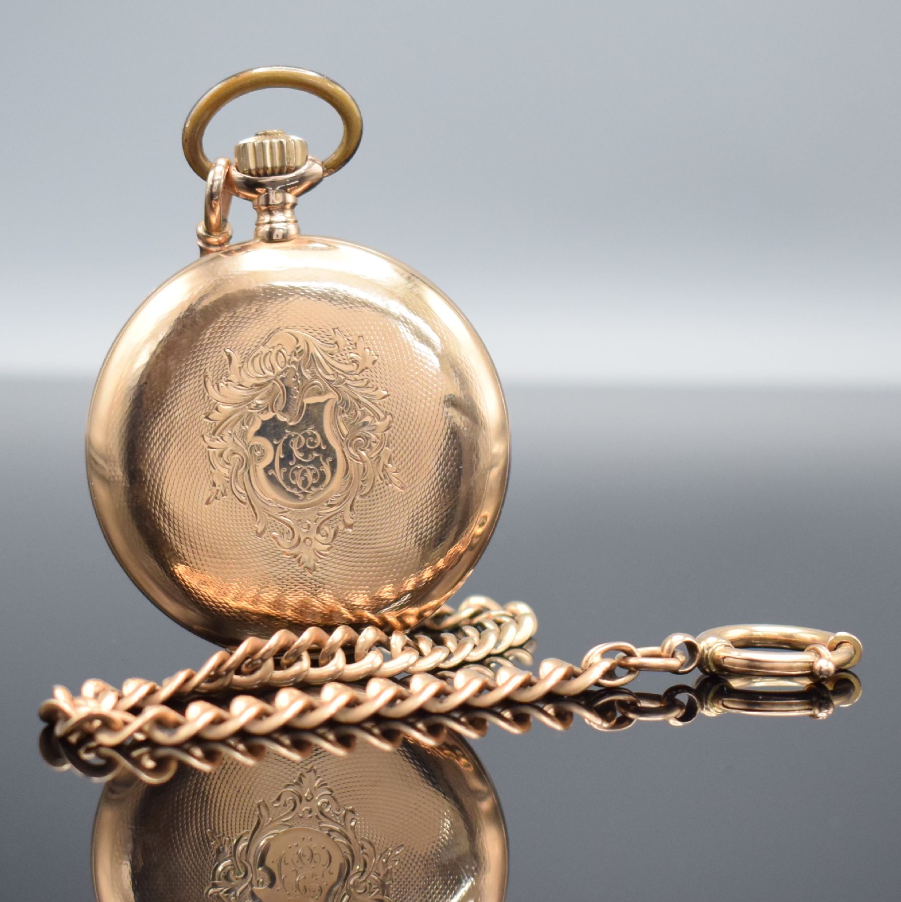 Detail b: LONGINES Herrensavonette in RG 585/000 mit Kette in RG 585/000, Schweiz um 1906, guill. 3 Deckel-Goldgeh. dell., Sprungdeckel m. Monogramm, ...