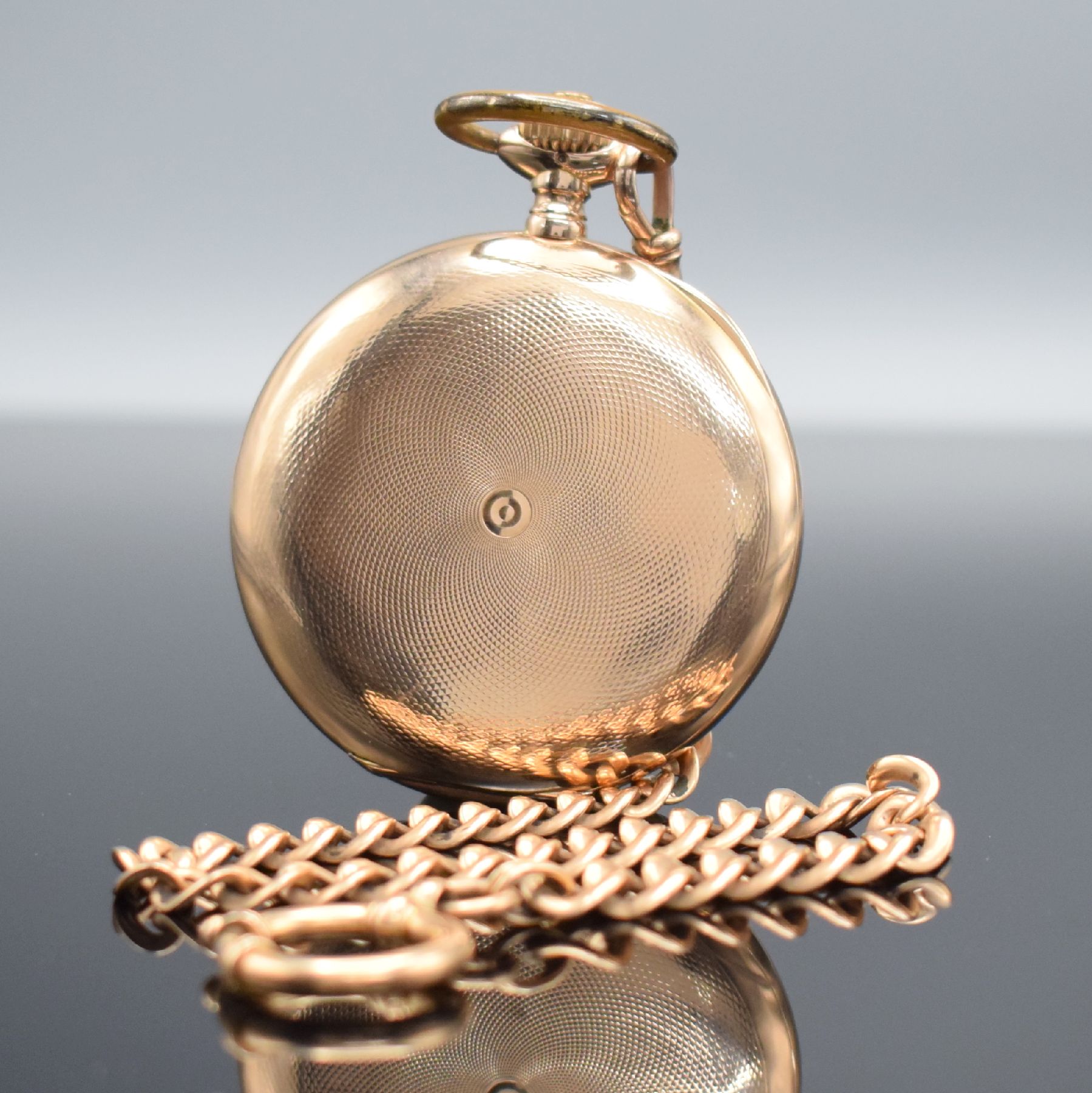 Detail c: LONGINES Herrensavonette in RG 585/000 mit Kette in RG 585/000, Schweiz um 1906, guill. 3 Deckel-Goldgeh. dell., Sprungdeckel m. Monogramm, ...