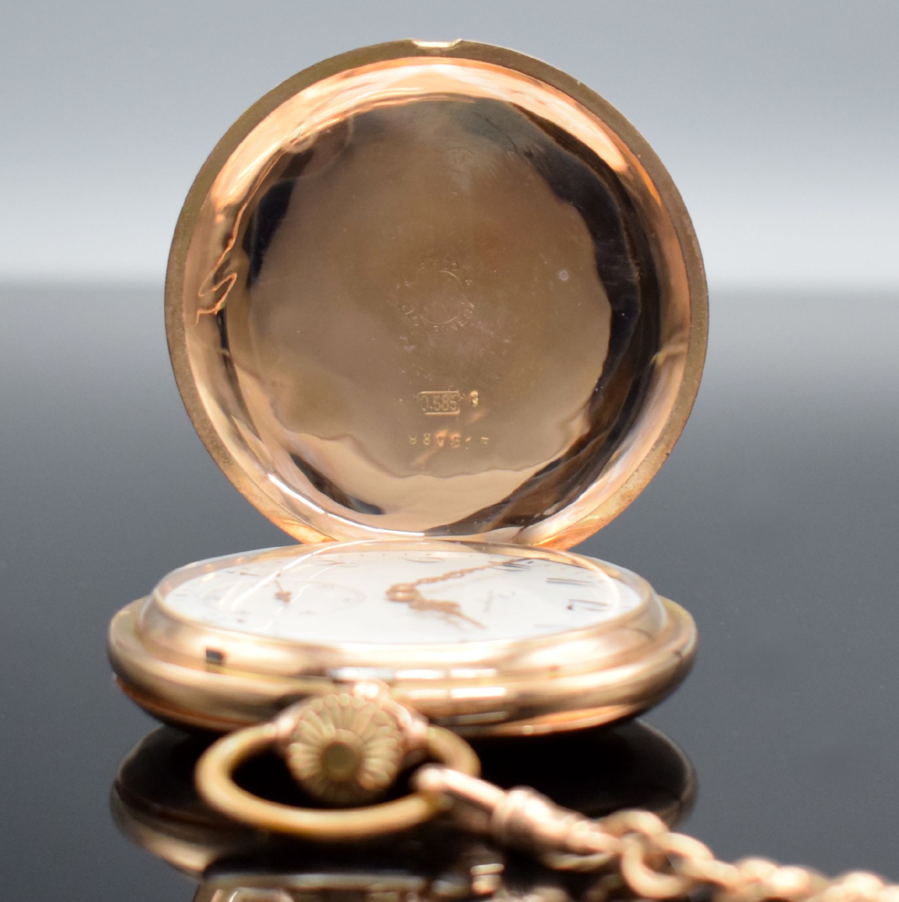 Detail d: LONGINES Herrensavonette in RG 585/000 mit Kette in RG 585/000, Schweiz um 1906, guill. 3 Deckel-Goldgeh. dell., Sprungdeckel m. Monogramm, ...
