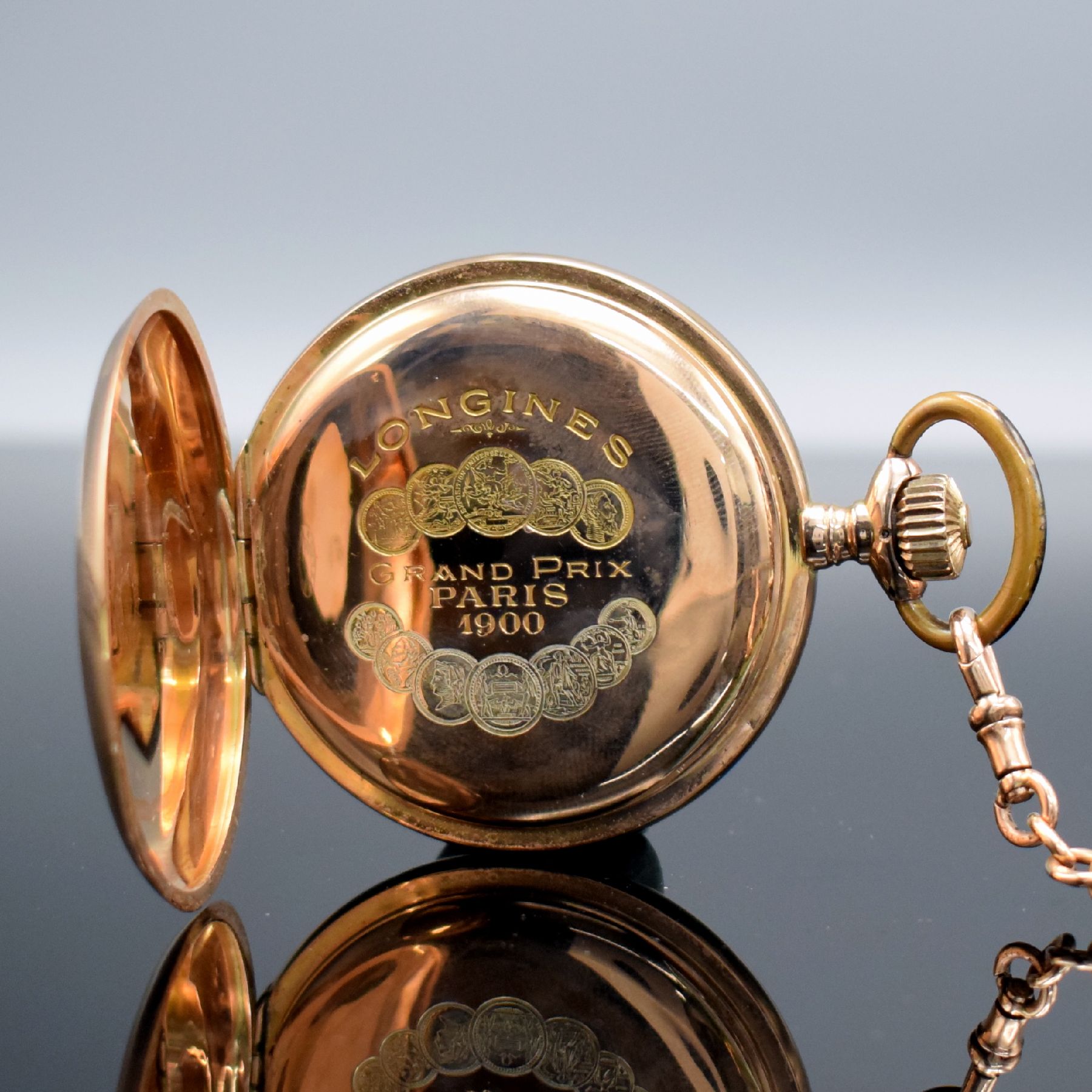Detail e: LONGINES Herrensavonette in RG 585/000 mit Kette in RG 585/000, Schweiz um 1906, guill. 3 Deckel-Goldgeh. dell., Sprungdeckel m. Monogramm, ...