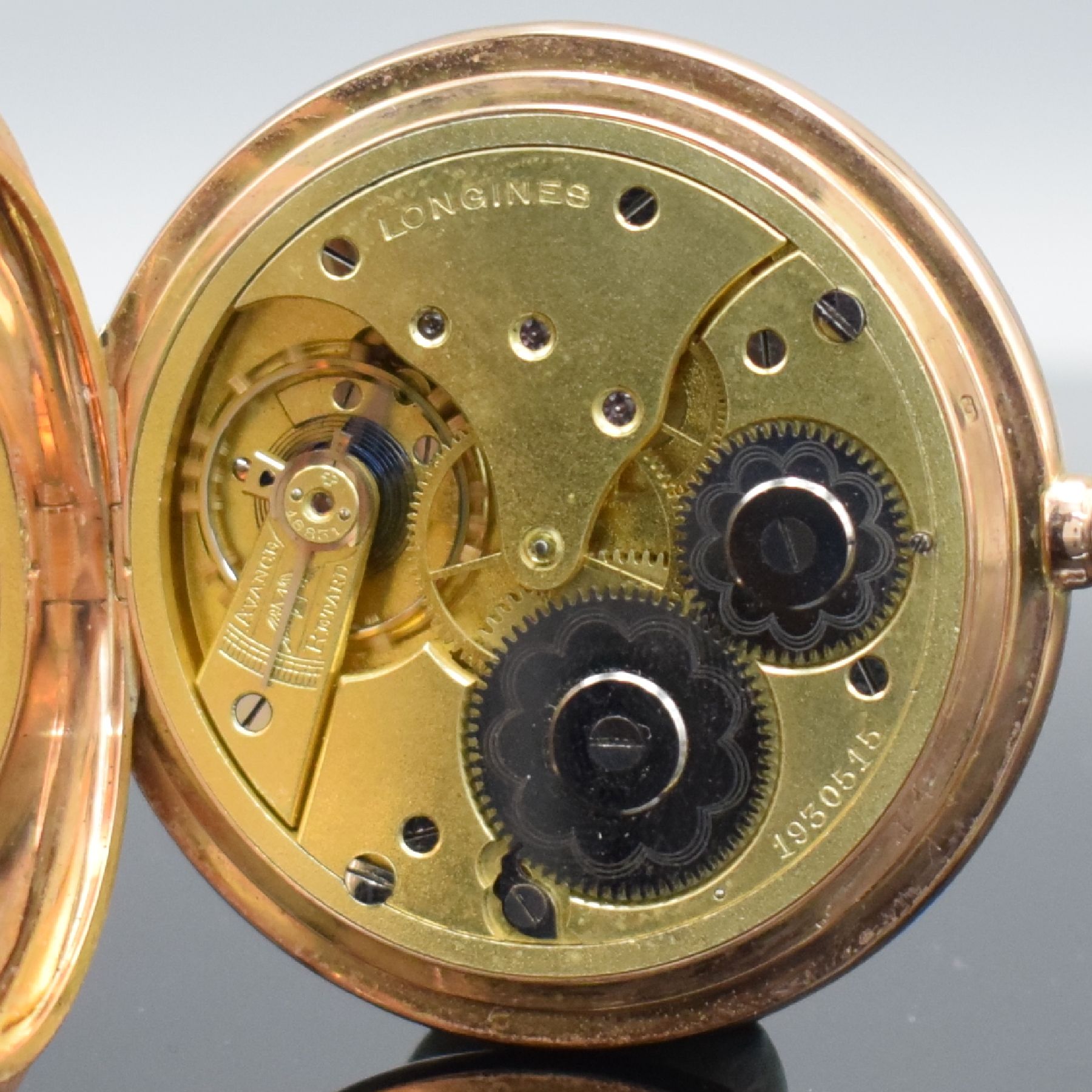 Detail g: LONGINES Herrensavonette in RG 585/000 mit Kette in RG 585/000, Schweiz um 1906, guill. 3 Deckel-Goldgeh. dell., Sprungdeckel m. Monogramm, ...