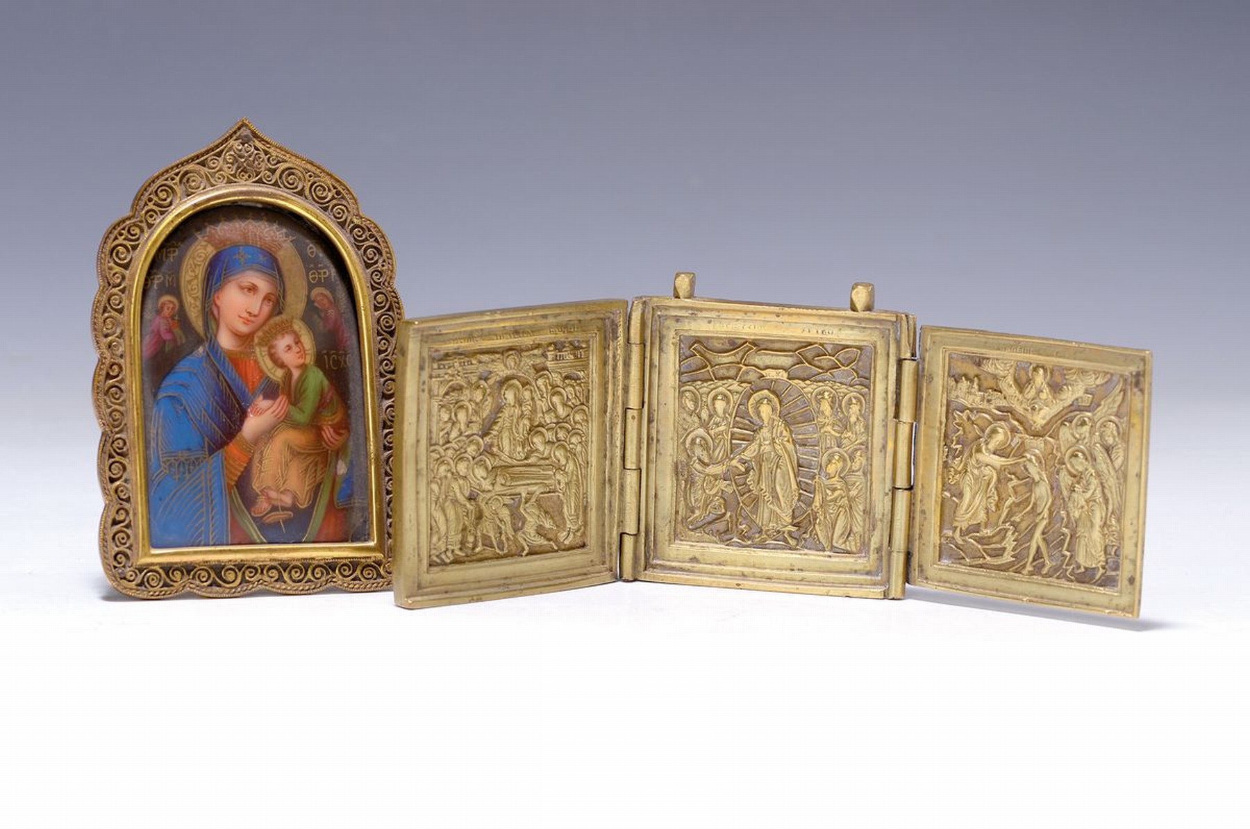 Reiseikone und Heiligenbild, Russland, um 1880/1900, a. Porzellanbild, Mutter Gottes mit Kind, fein bemalt mit Goldstaffage, verzierter ...