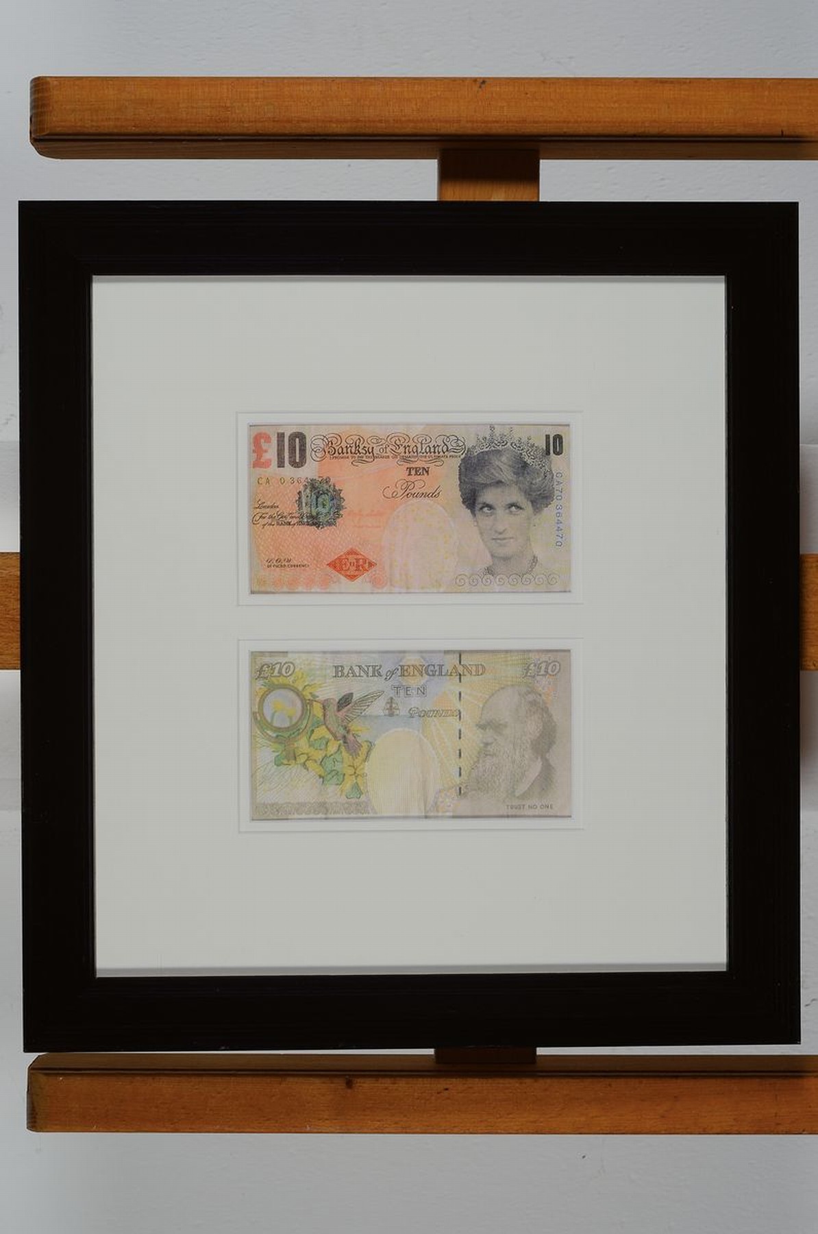 Detail k: Banksy, zeitgenössischer britischer Künstler , zwei Exemplare der di-faced Tenner, Multiples, in beidseitig verglastem Rahmen, R.ca. 36x33 cm
