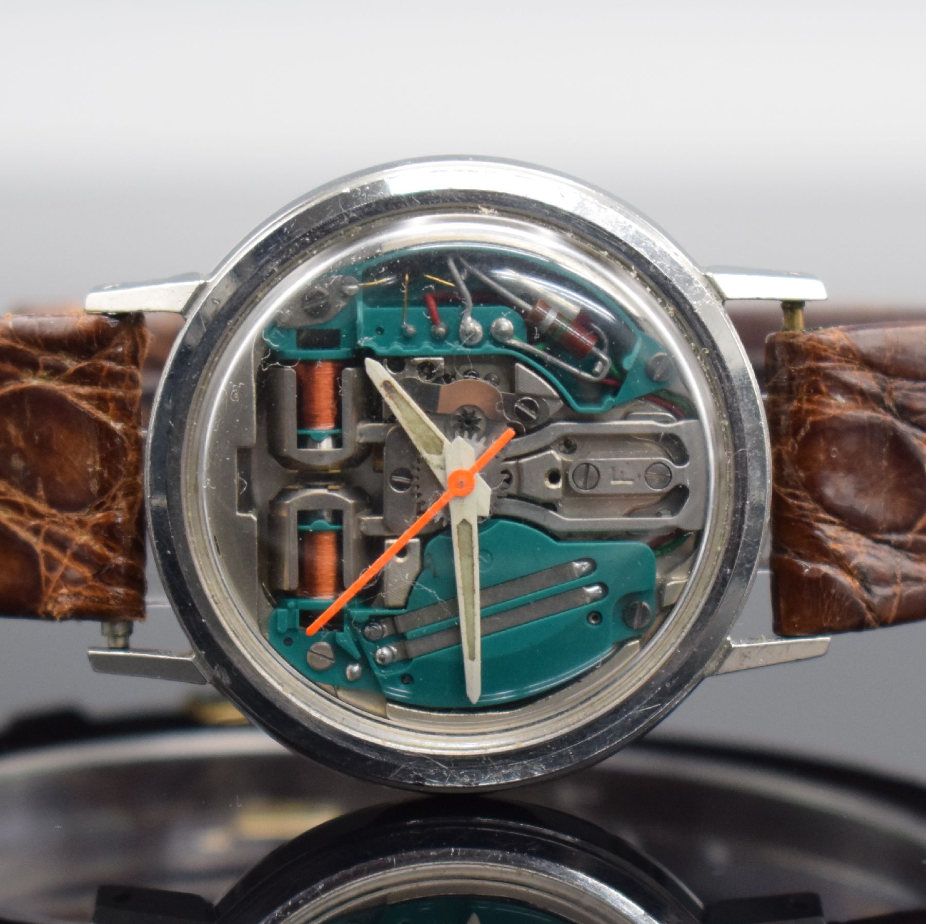 Detail a: BULOVA Herrenarmbanduhr Accutron Spaceview, Schweiz um 1968, Edelstahlgeh., Boden verschr., sichtbares Stimmgabelschwingerwerk, Batteriefach & ...