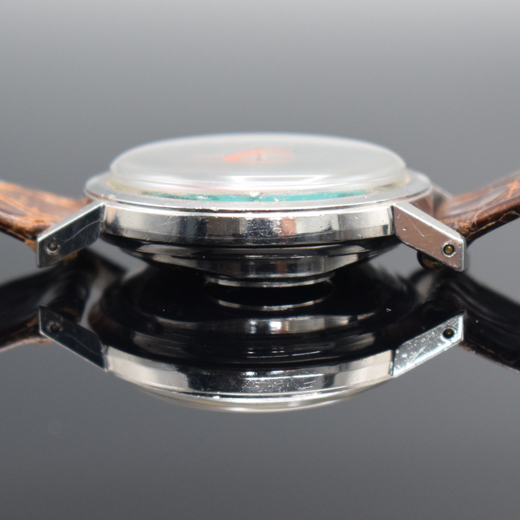Detail d: BULOVA Herrenarmbanduhr Accutron Spaceview, Schweiz um 1968, Edelstahlgeh., Boden verschr., sichtbares Stimmgabelschwingerwerk, Batteriefach & ...