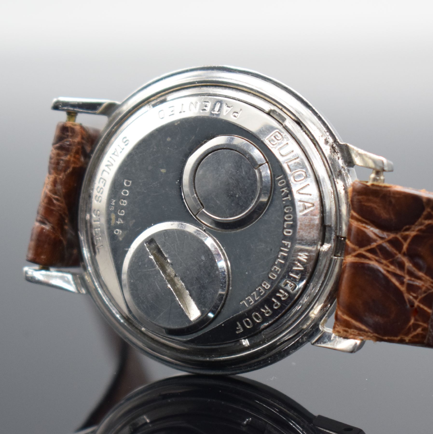 Detail e: BULOVA Herrenarmbanduhr Accutron Spaceview, Schweiz um 1968, Edelstahlgeh., Boden verschr., sichtbares Stimmgabelschwingerwerk, Batteriefach & ...