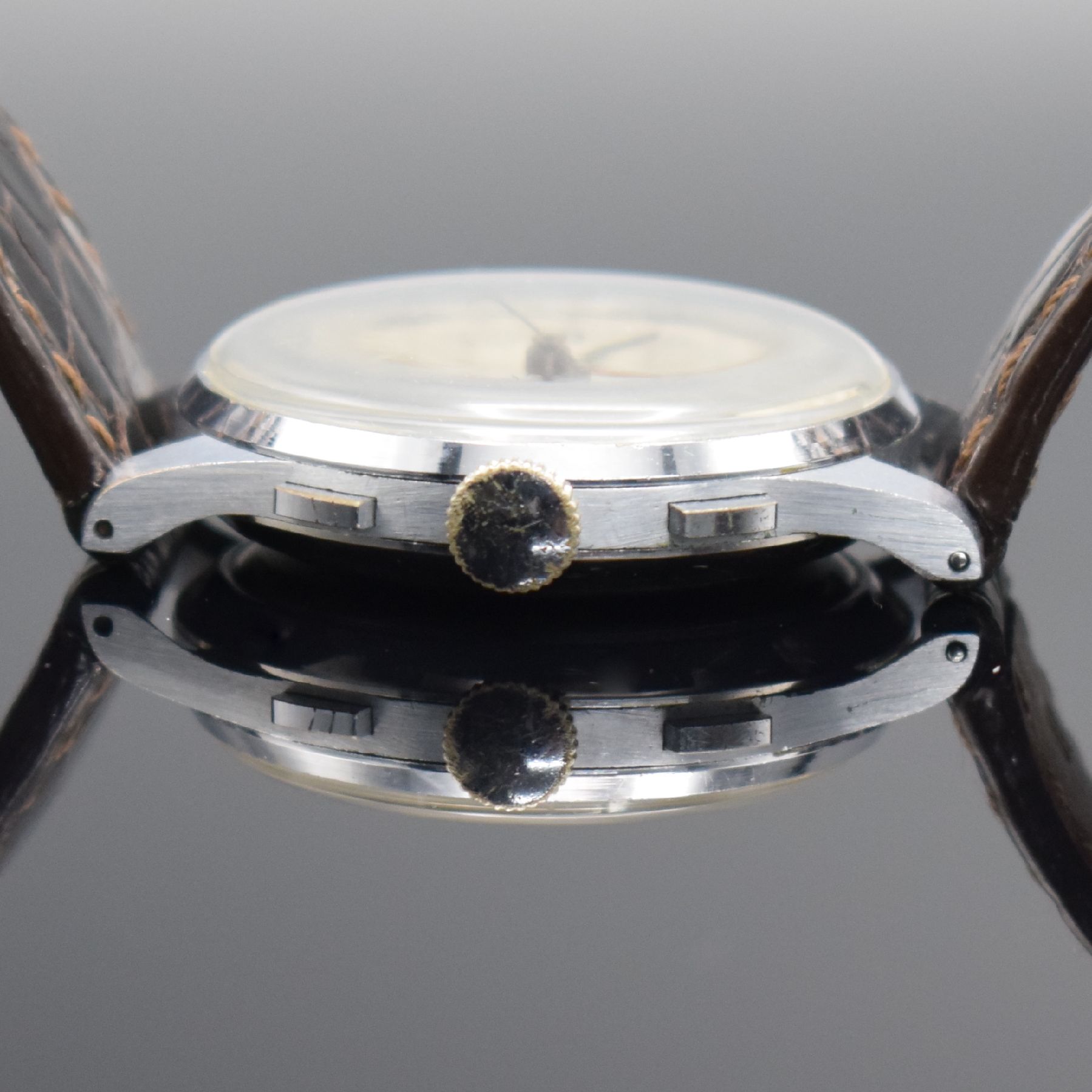 Detail d: CHRONOGRAPHE SUISSE Herrenarmbanduhr mit Chronograph Kaliber Venus 170, Schweiz 1940er Jahre, Handaufzug, verchr. Gehäuse, Stahlboden gedr., silb. ...