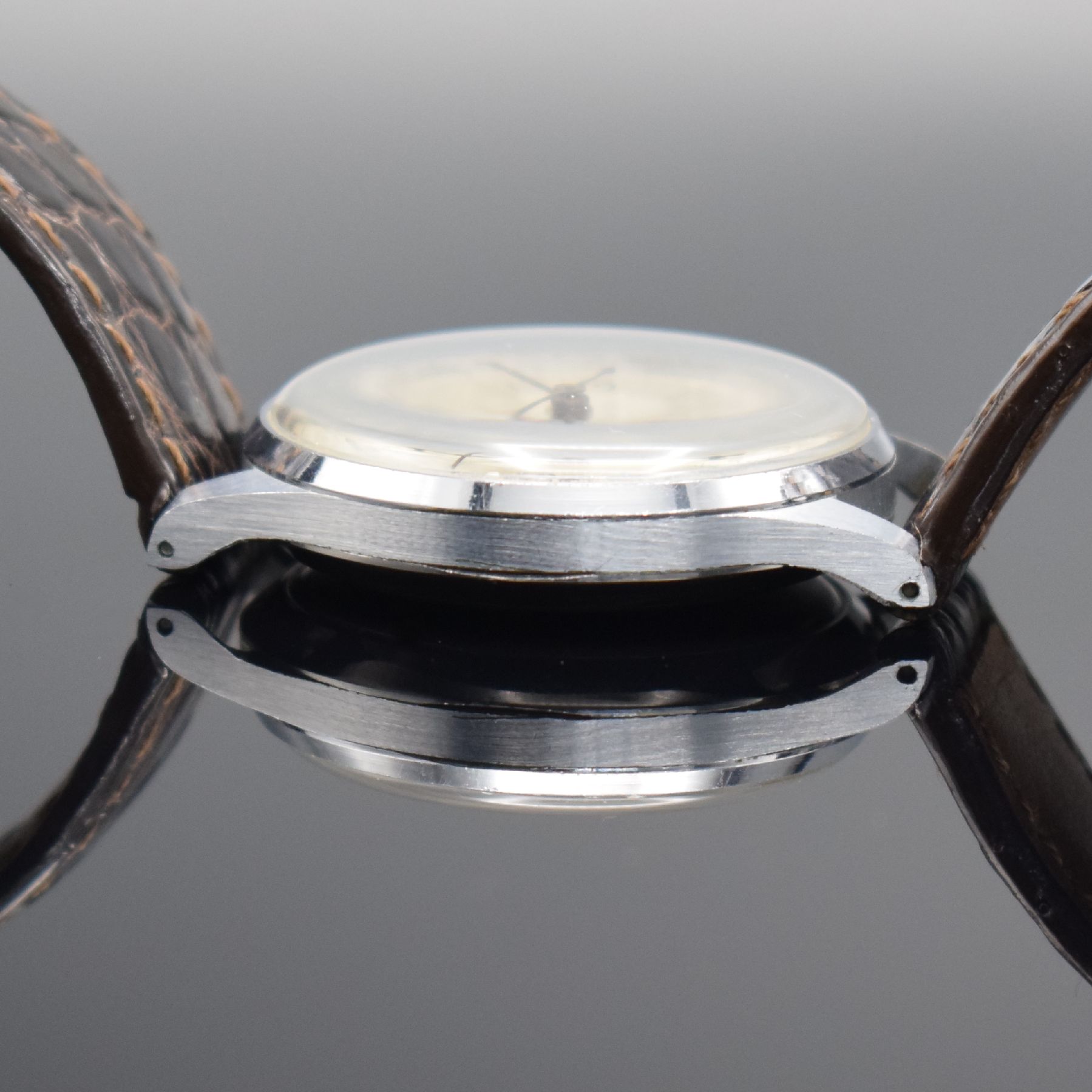 Detail e: CHRONOGRAPHE SUISSE Herrenarmbanduhr mit Chronograph Kaliber Venus 170, Schweiz 1940er Jahre, Handaufzug, verchr. Gehäuse, Stahlboden gedr., silb. ...