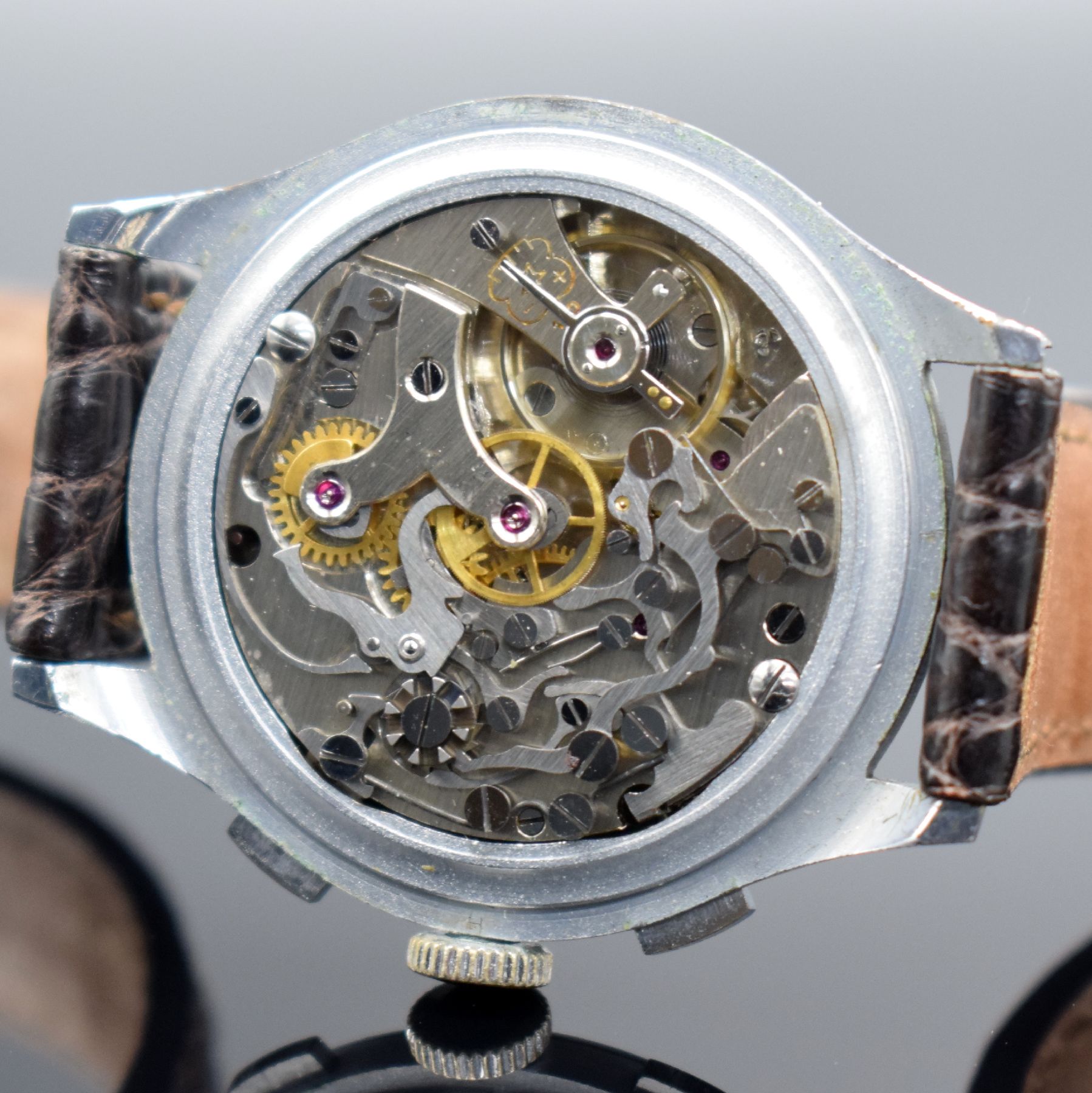Detail g: CHRONOGRAPHE SUISSE Herrenarmbanduhr mit Chronograph Kaliber Venus 170, Schweiz 1940er Jahre, Handaufzug, verchr. Gehäuse, Stahlboden gedr., silb. ...