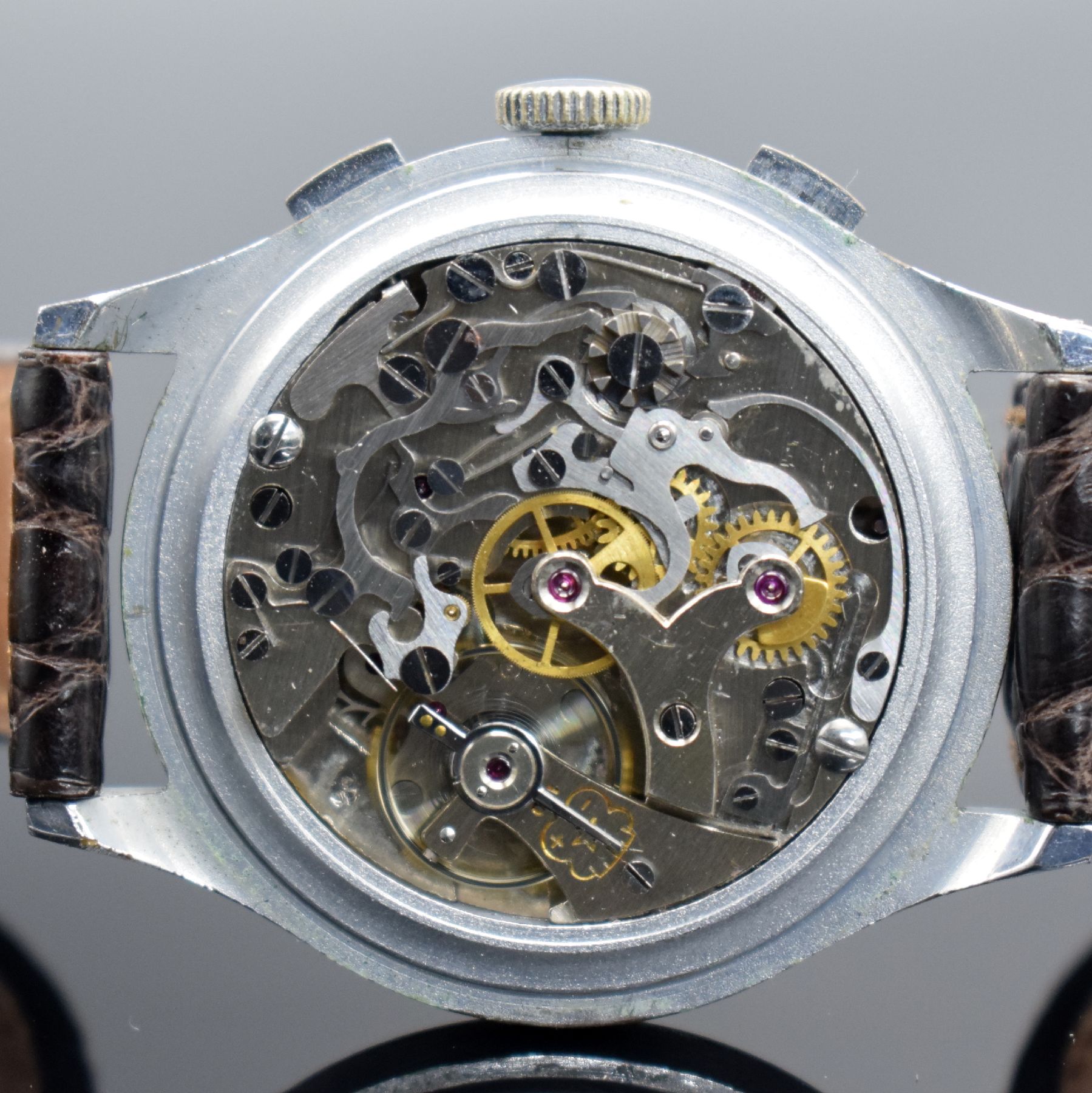 Detail h: CHRONOGRAPHE SUISSE Herrenarmbanduhr mit Chronograph Kaliber Venus 170, Schweiz 1940er Jahre, Handaufzug, verchr. Gehäuse, Stahlboden gedr., silb. ...