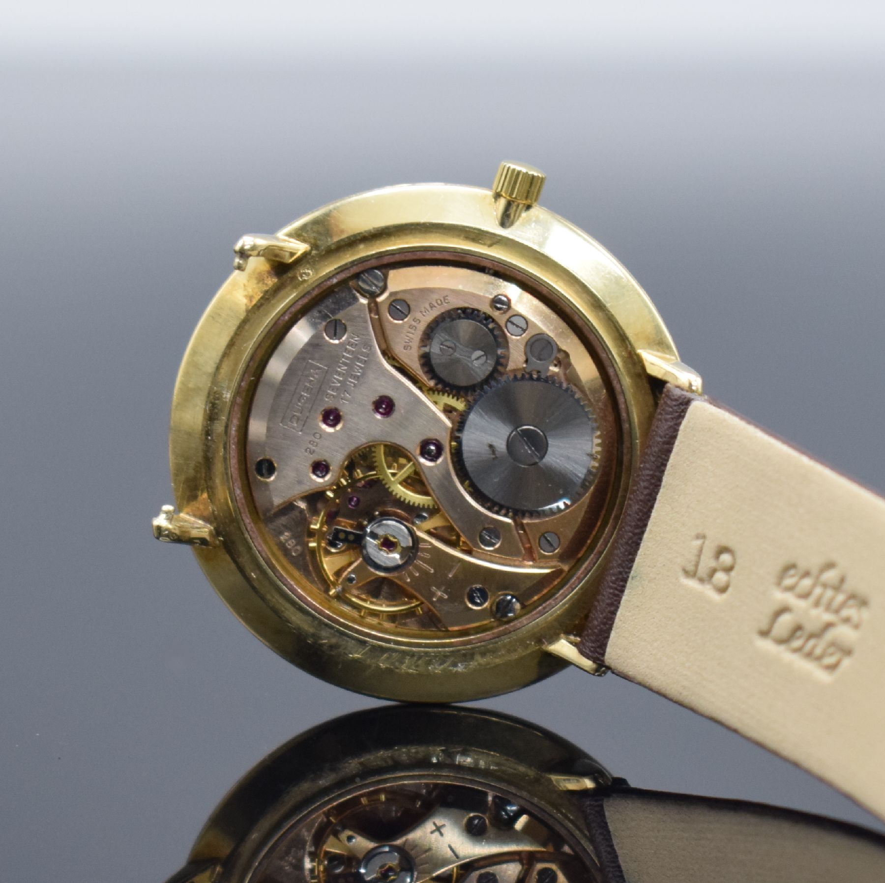 Detail g: DUGENA Armbanduhr in GG 585/000, Schweiz um 1960, Handaufzug, 3-teil. Geh., Boden & Glasrand aufgedr., silb. Zifferbl. m. aufges. Std.-Ind., gold. ...