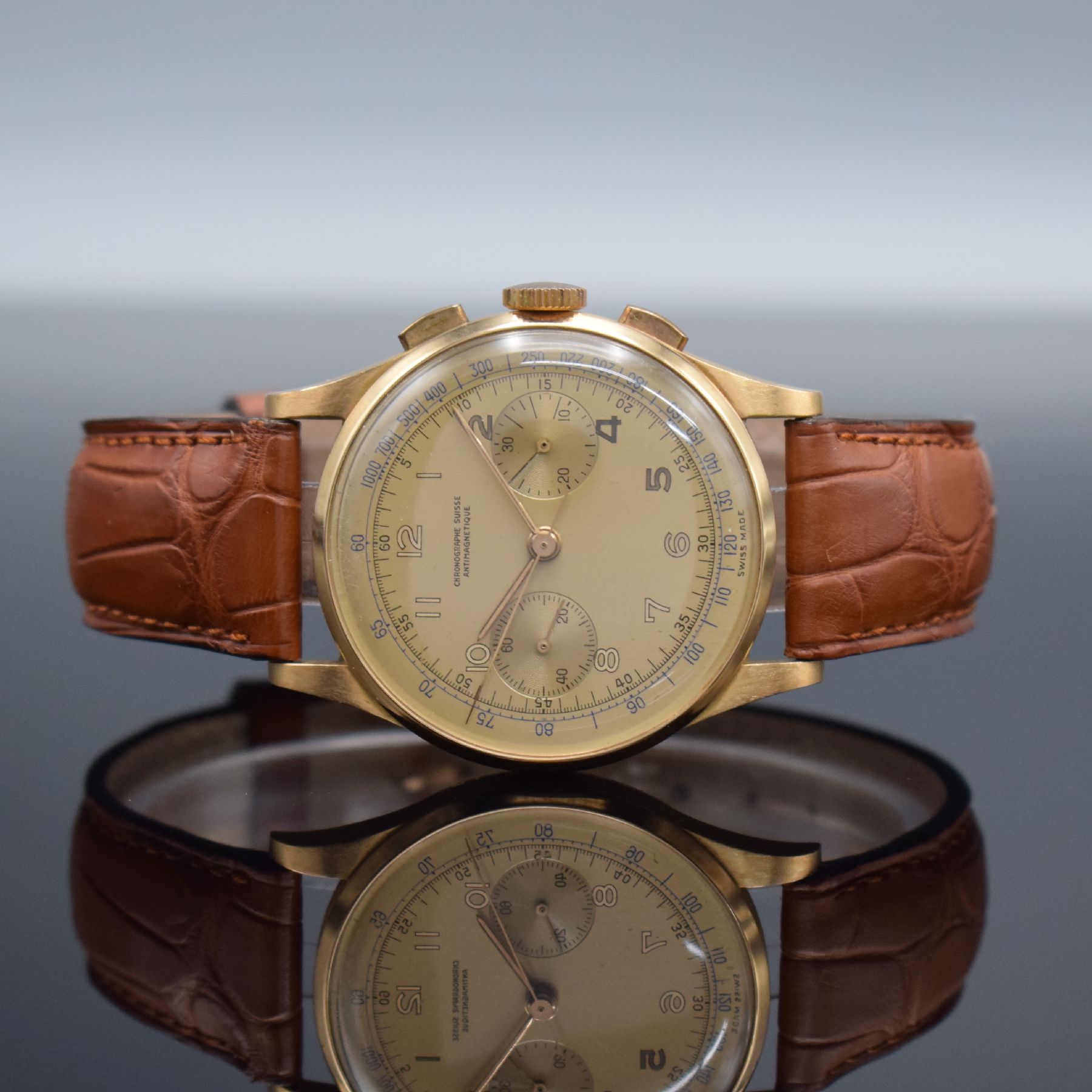 CHRONOGRAPHE SUISSE Herrenarmbanduhr mit Chronograph in RG 750/000, Schweiz um 1950, Handaufzug, 3-teil. Geh., Boden & Glasrand aufgedr., gold. ...